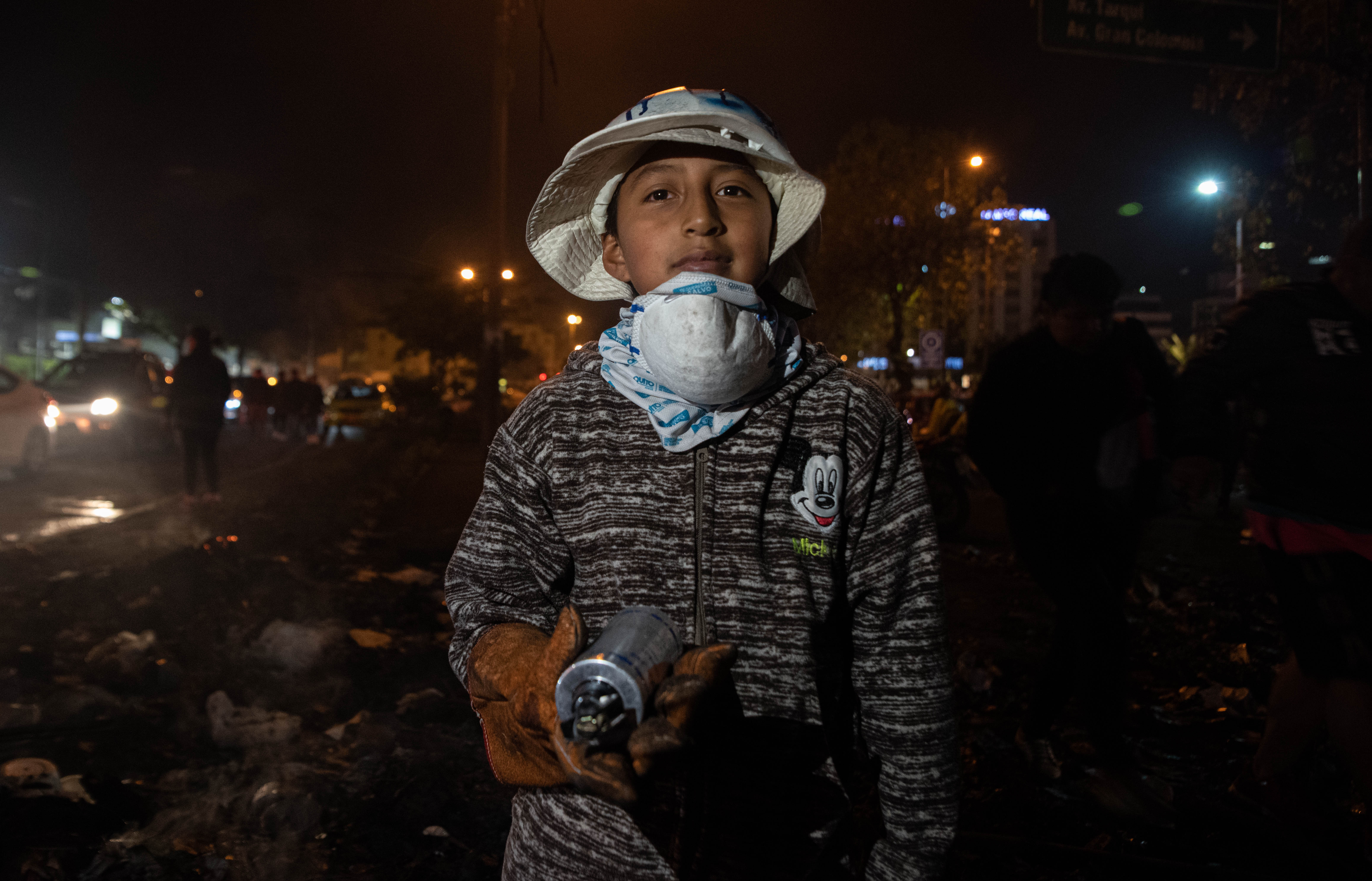 Un joven con aerosol en mano sonríe en medios de los festejos