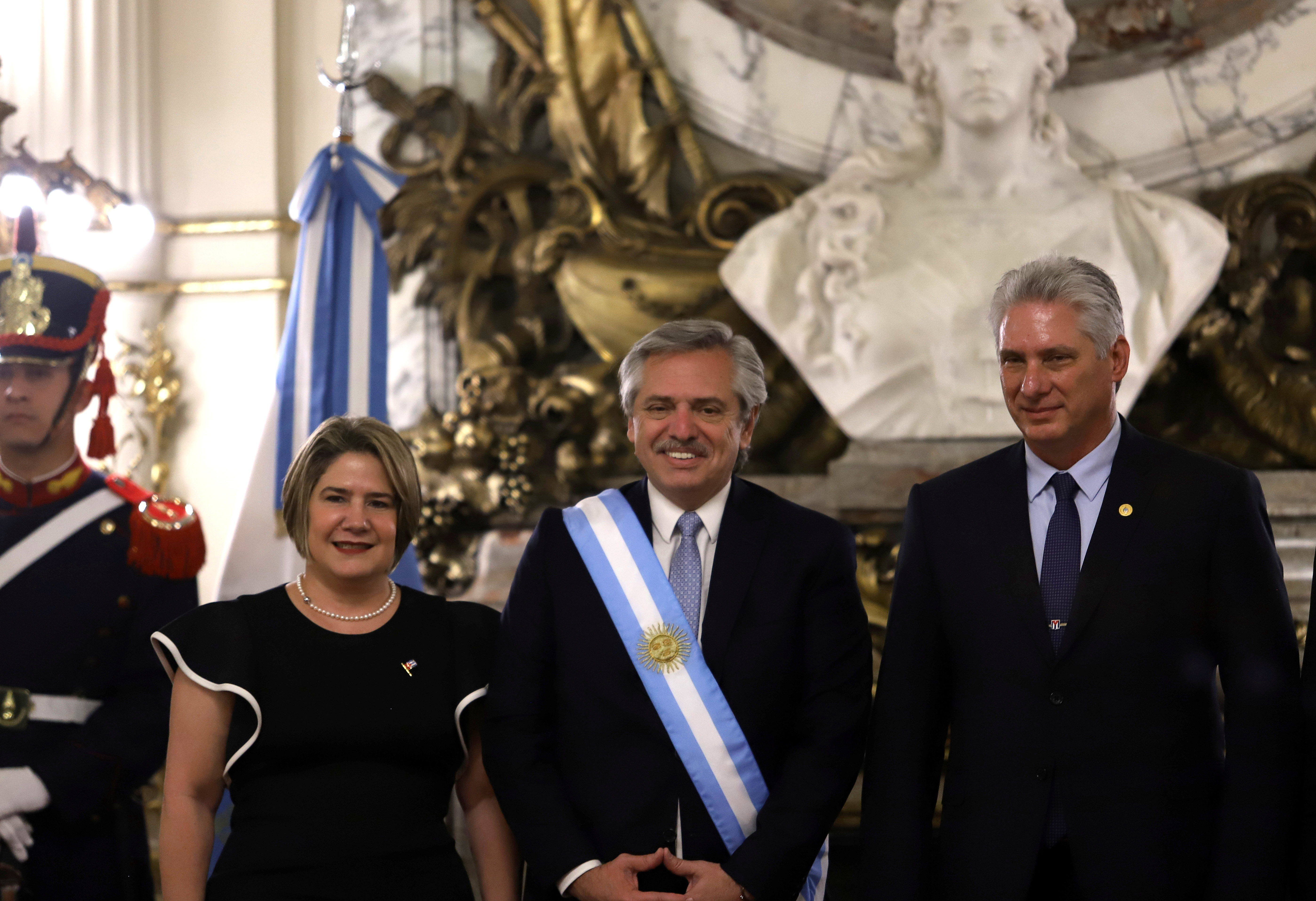 El presidente Alberto Fernández posa para una fotografía junto al mandatario cubano Miguel Diaz-Canel y su esposa (Reuter)