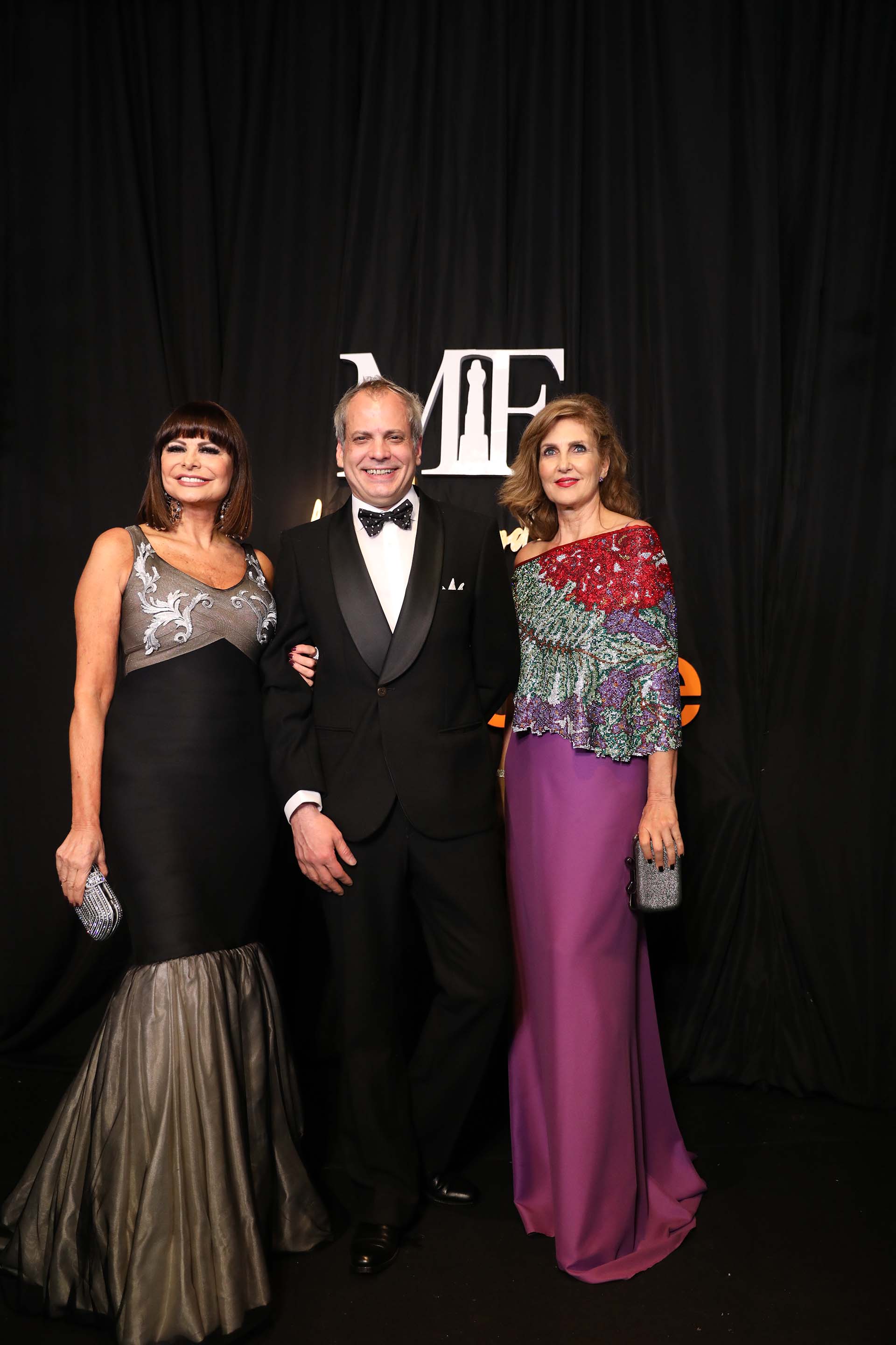 El diseñador Francisco Ayala, con dos de sus musas que lucieron sus vestidos Lucía Miranda y Susana Milano. Milano con un vestido de crepe de seda con brillantes Swarovski