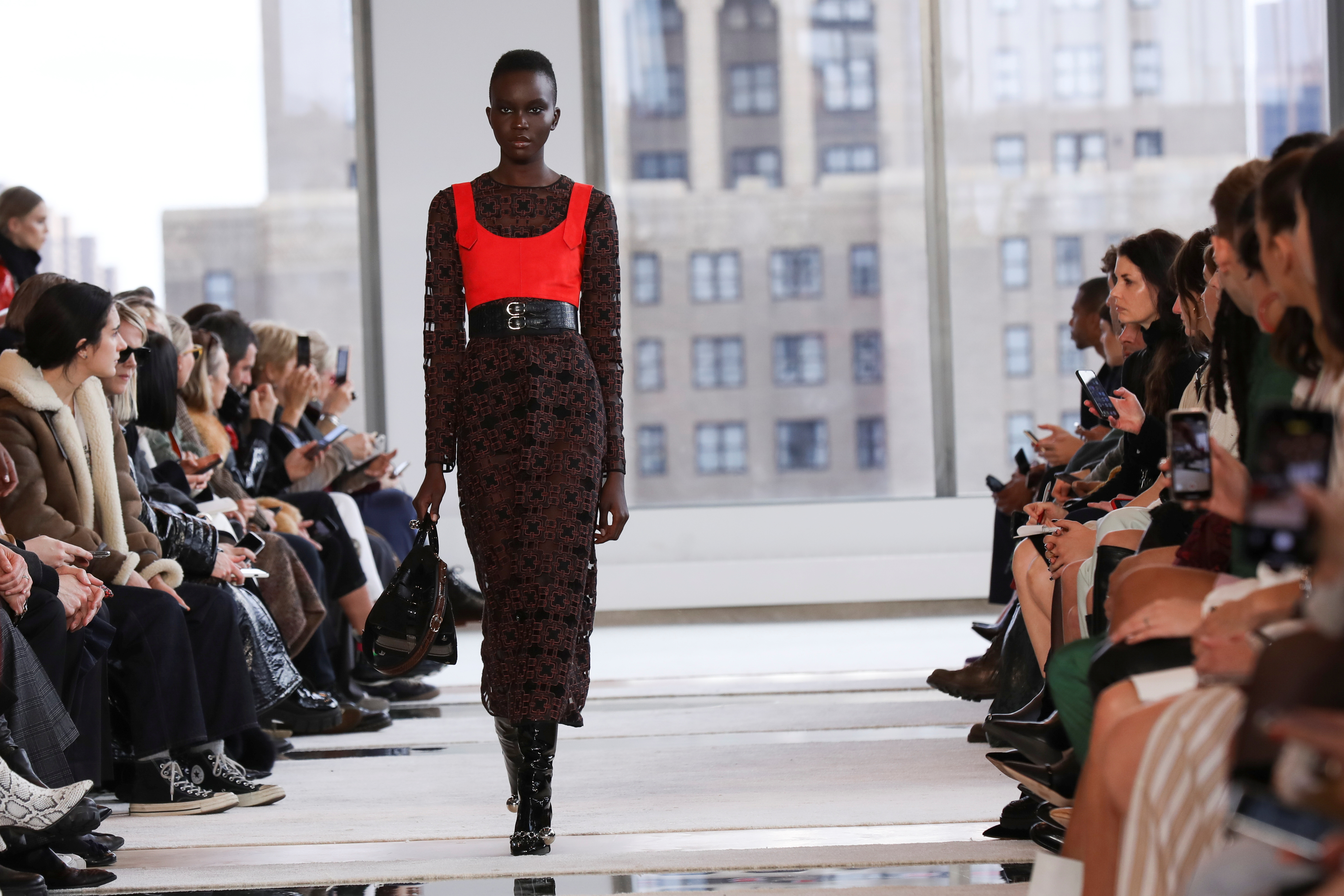 Vestidos midi con estampados de la marca tampoco dejaron de tener protagonismo sobre la pasarela. Los bolsos de la marca con la correa que dice el logotipo de Longchamp son un ícono de la firma