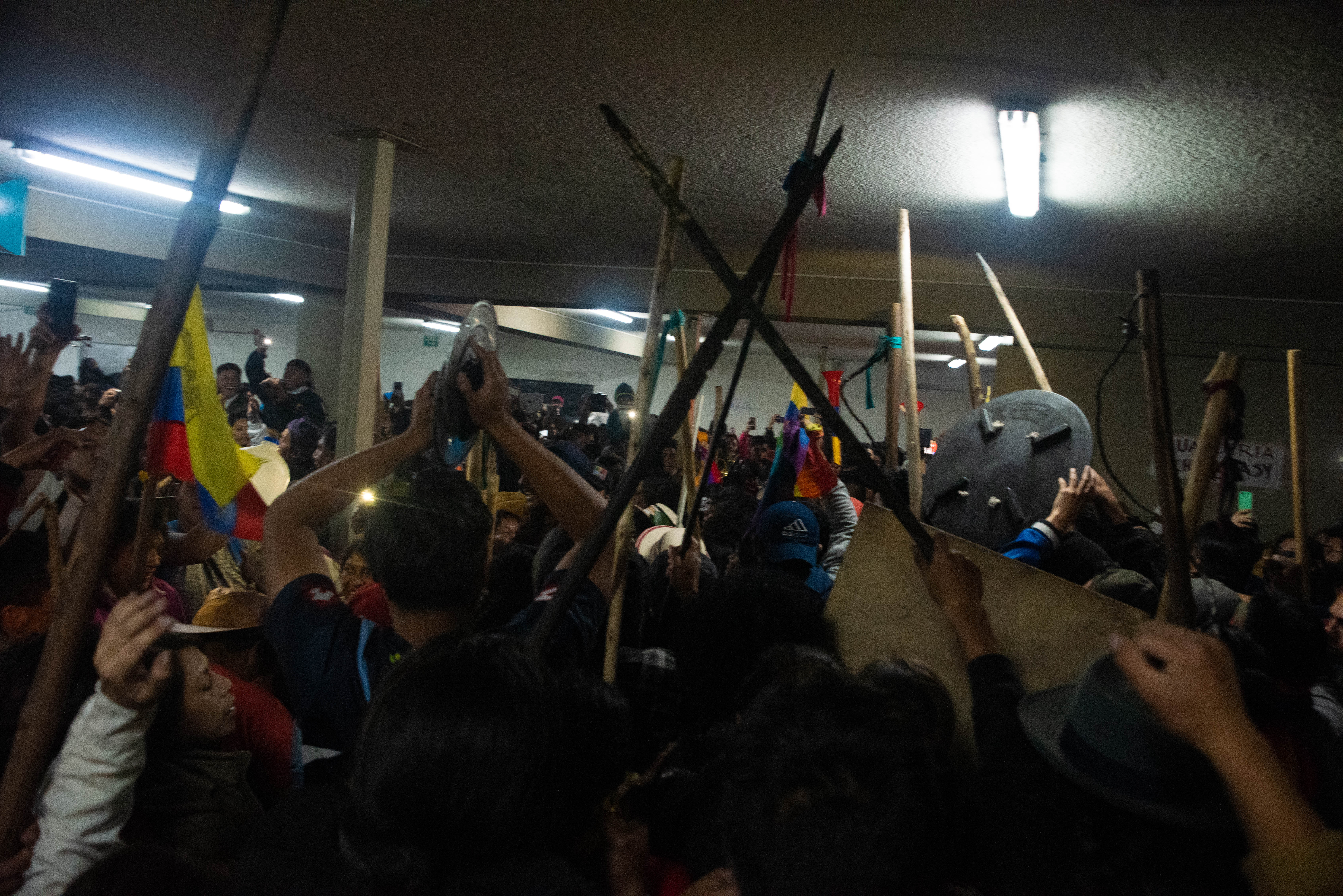 Los manifestantes de Coniea festejan el acuerdo con el presidente Lenín Moreno para que esté derogara el decreto 883 que eliminaba los subsidios a todos los combustibles.