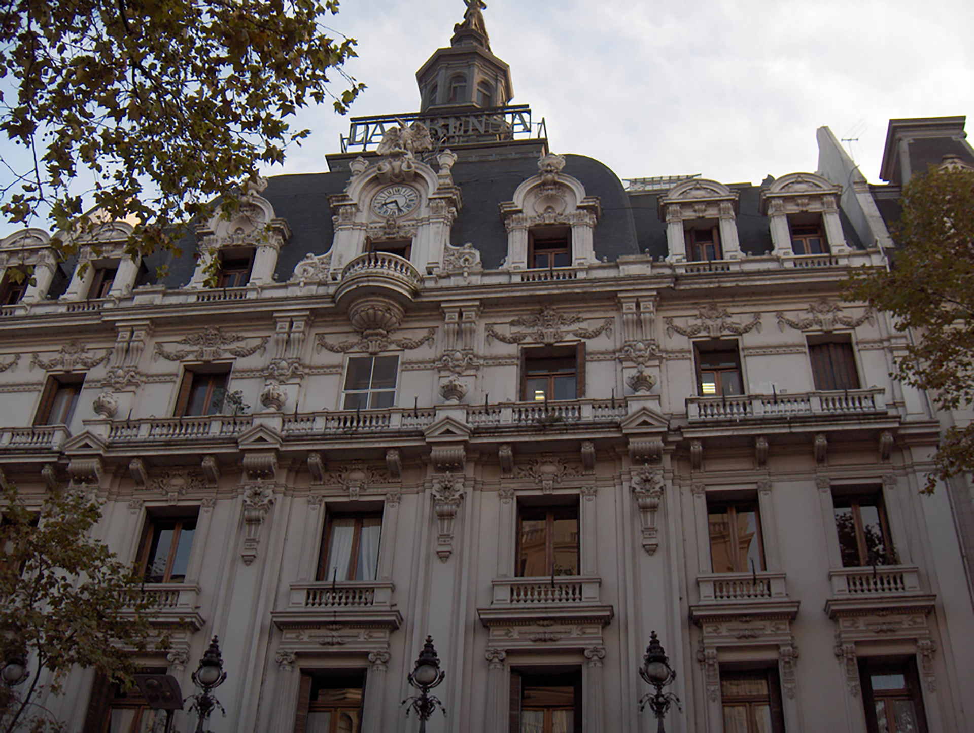 La Casa de Cultura, ex edificio del Diario La Prensa está ubicado en la Avenida de Mayo 575, San Telmo
