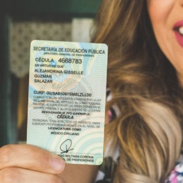 Como prueba de identidad, la hija de "El Chapo" presentó en redes sociales su cédula profesional