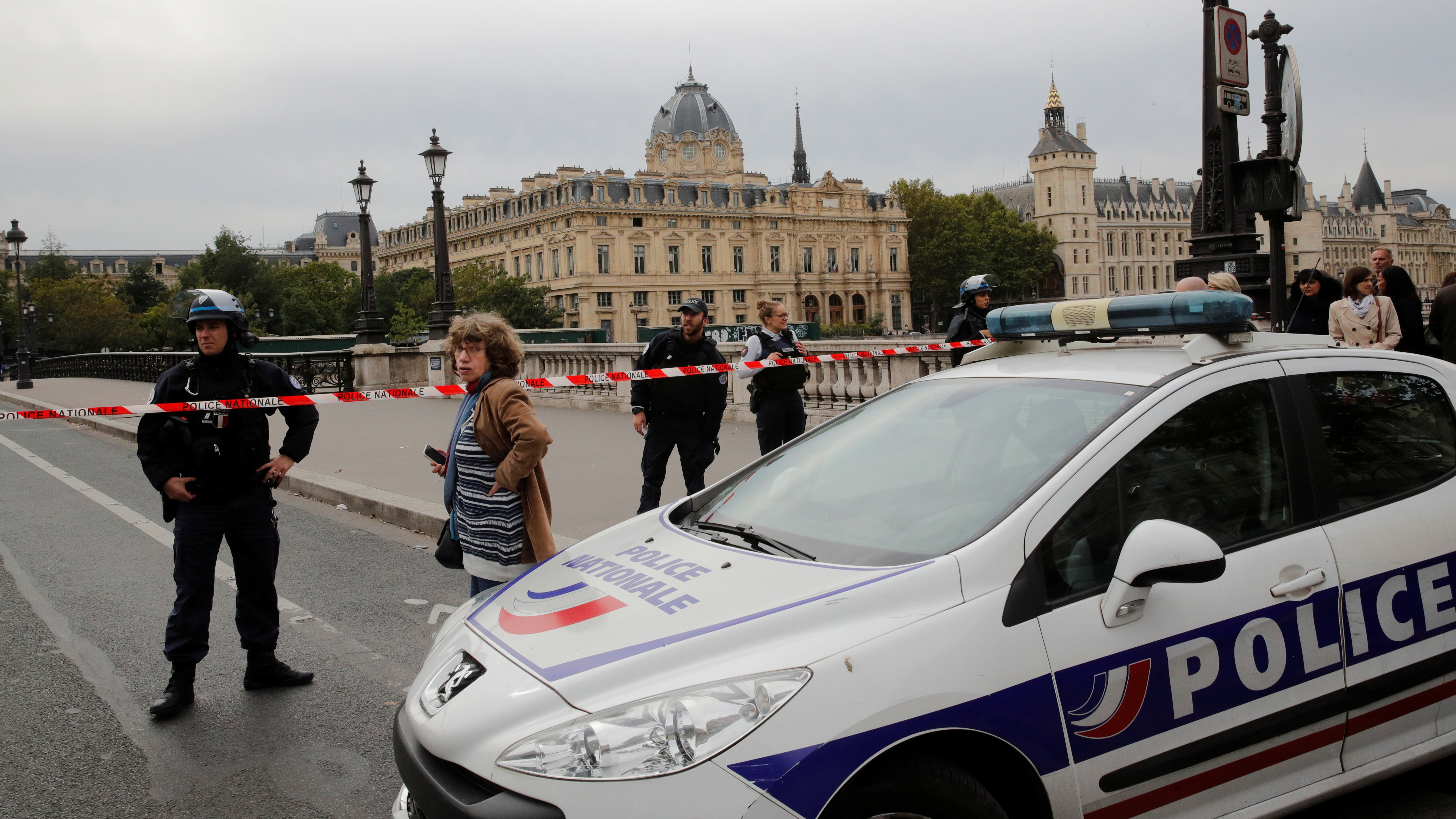 La policía francesa asegura el área donde se produjo el ataque (REUTERS/Philippe Wojazer)