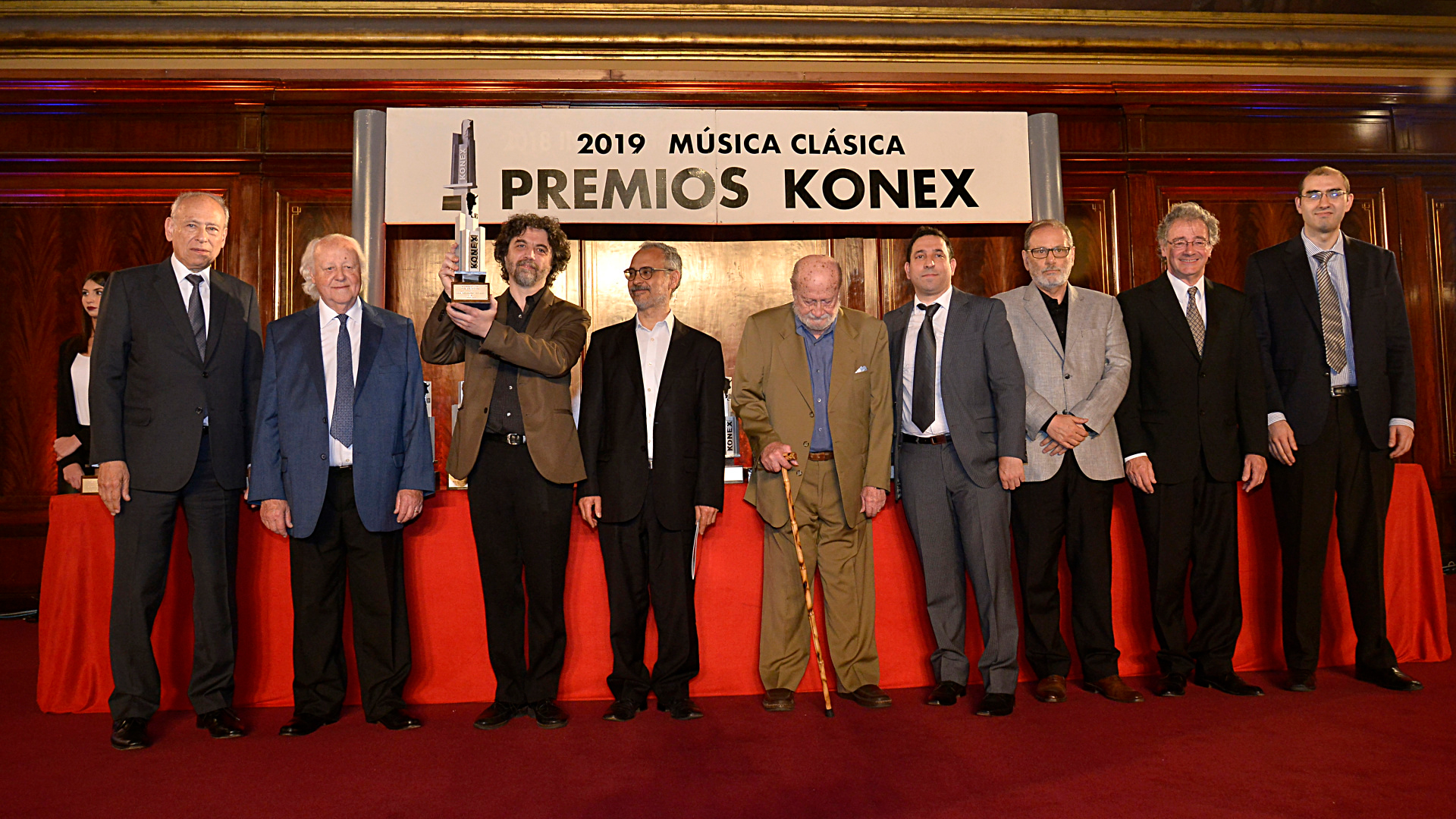 Los miembros de la Orquesta Sinfónica Nacional con su estatuilla