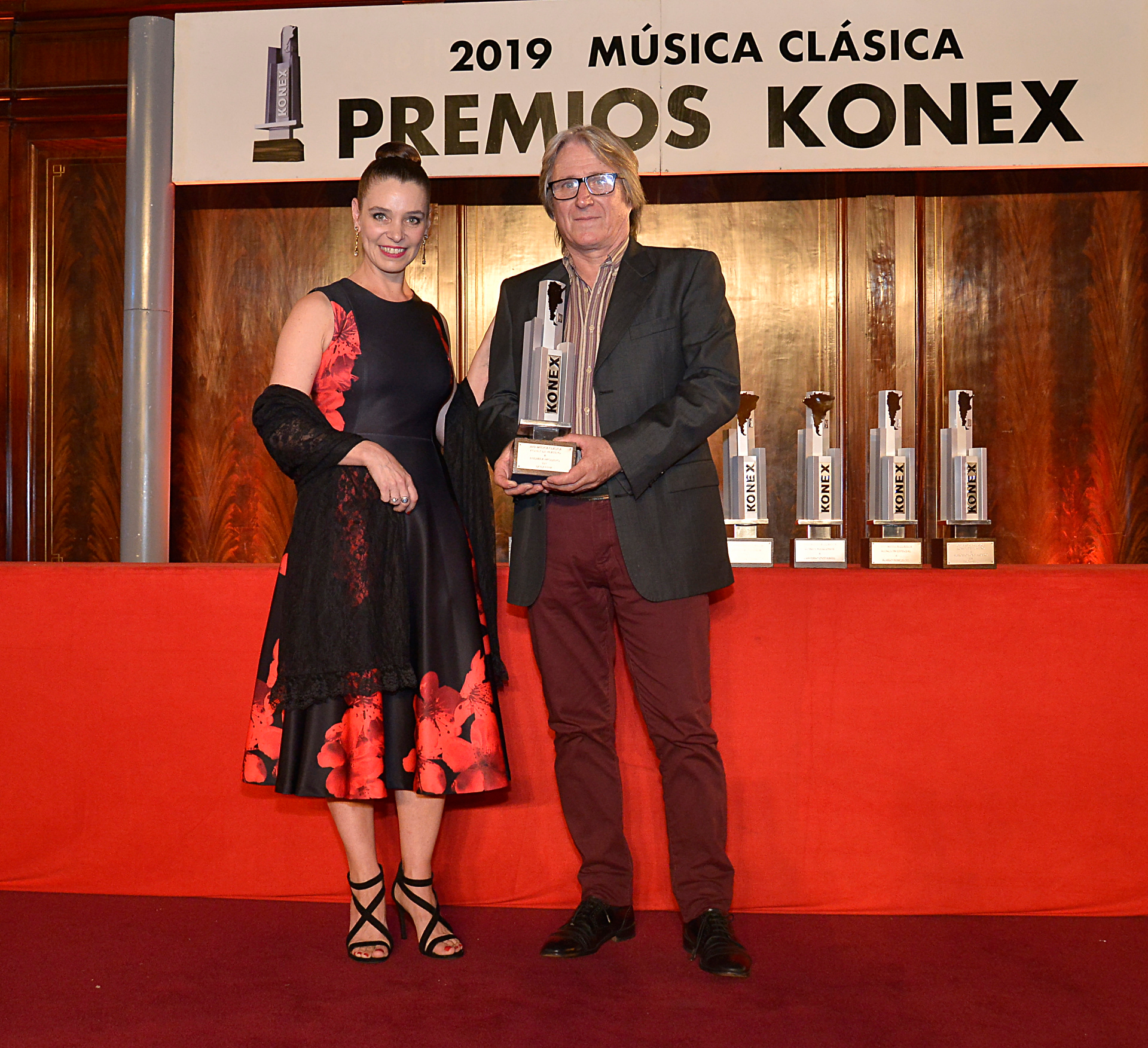 El padre de la bailarina Ludmila Pagliero con su premio en mano