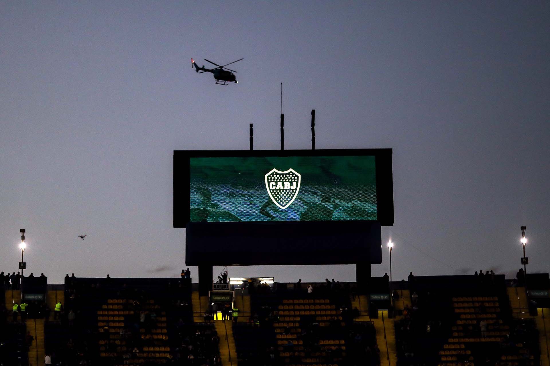 Con dos helicópteros sobrevolando el estadio, las fuerzas de seguridad desplegaron un súper operativo