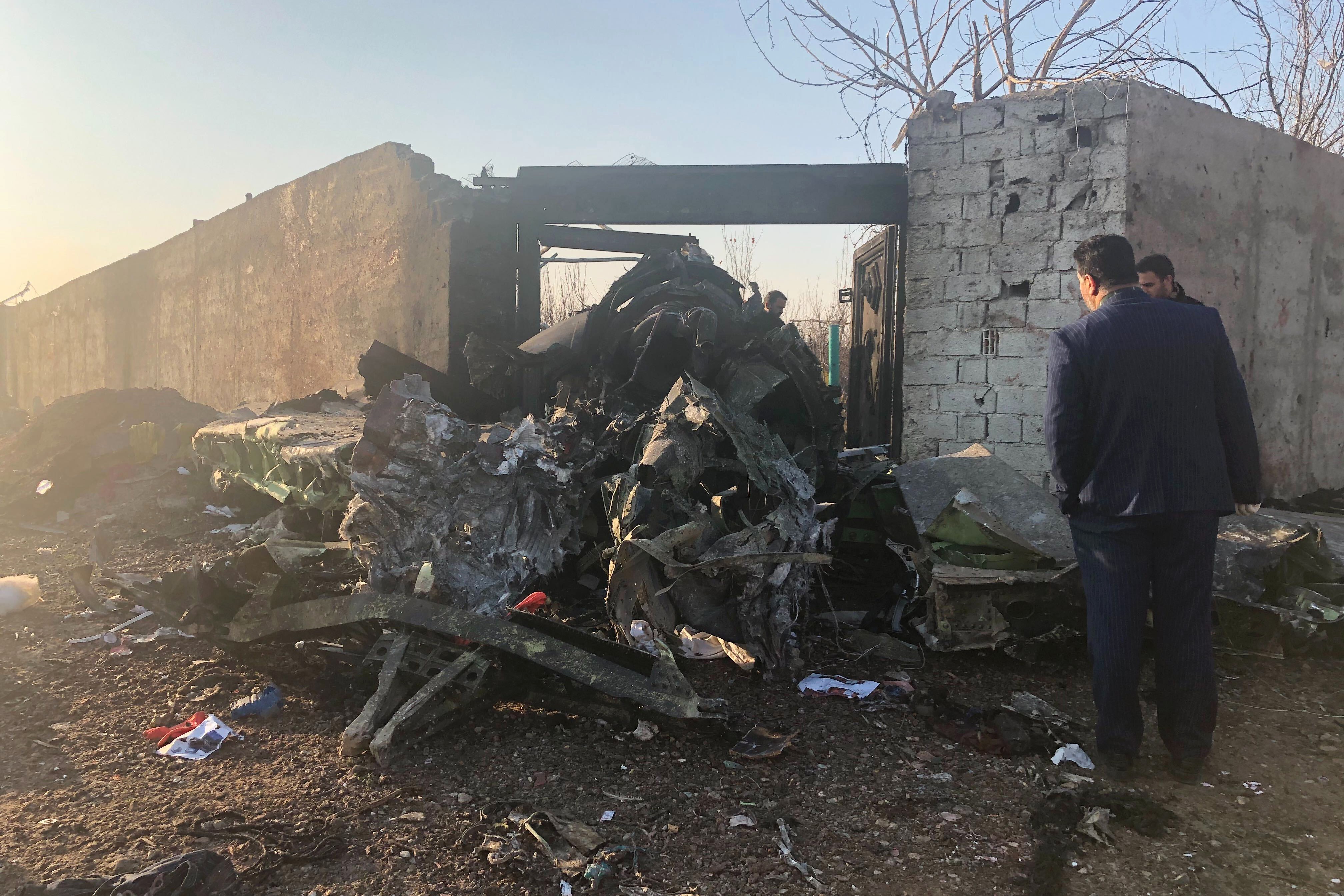 En la imagen, restos de un avión ucraniano que se estrelló poco después de despegar en las afueras de Teherán, Irán, el 8 de enero de 2019 (AP Fotos/Mohammad Nasiri)