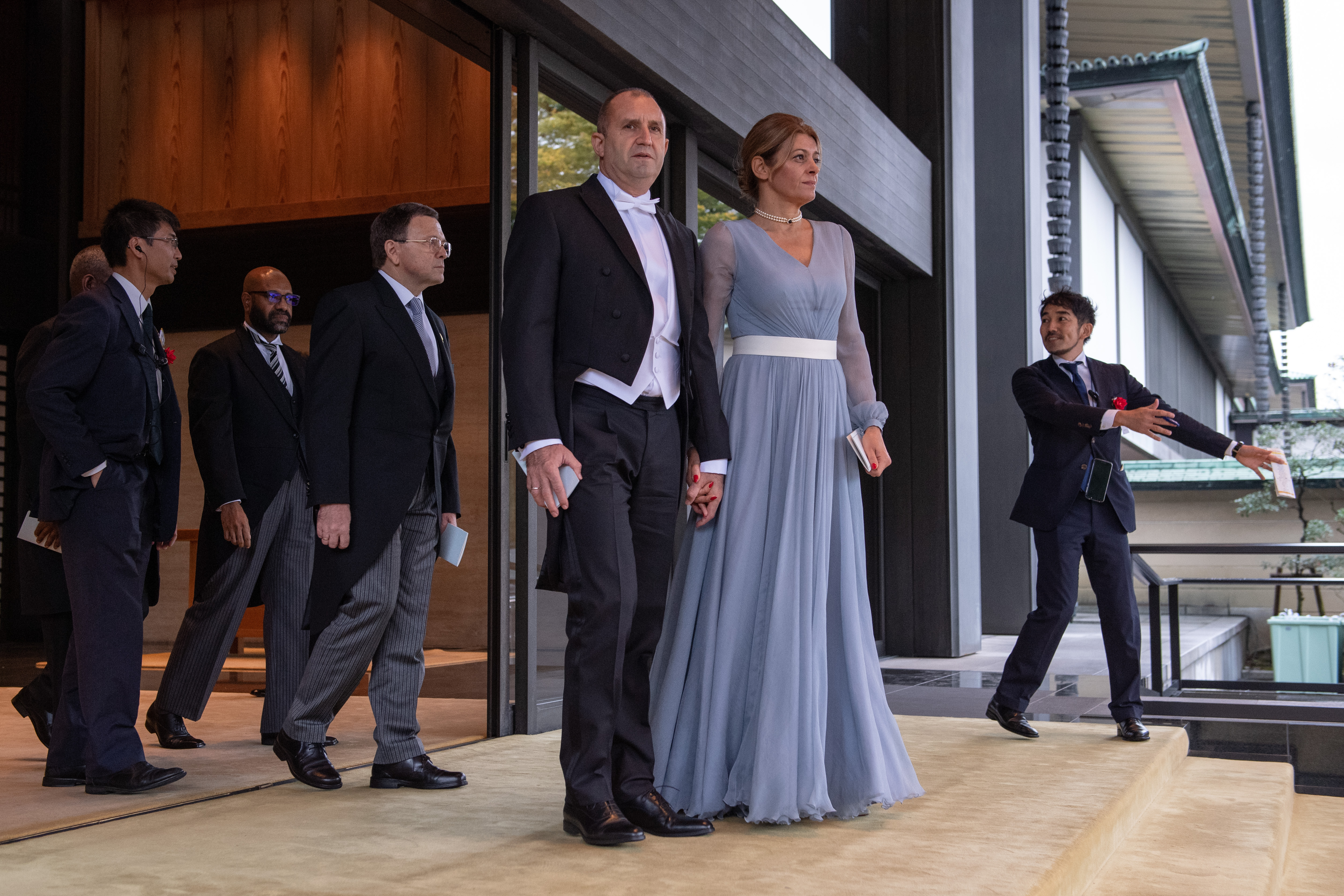 El presidente de Bulgaria, Rumen Radev (centro) y su esposa Desislava Radeva se van después de la ceremonia de entronización del emperador japonés Naruhito en el Palacio Imperial (AFP)