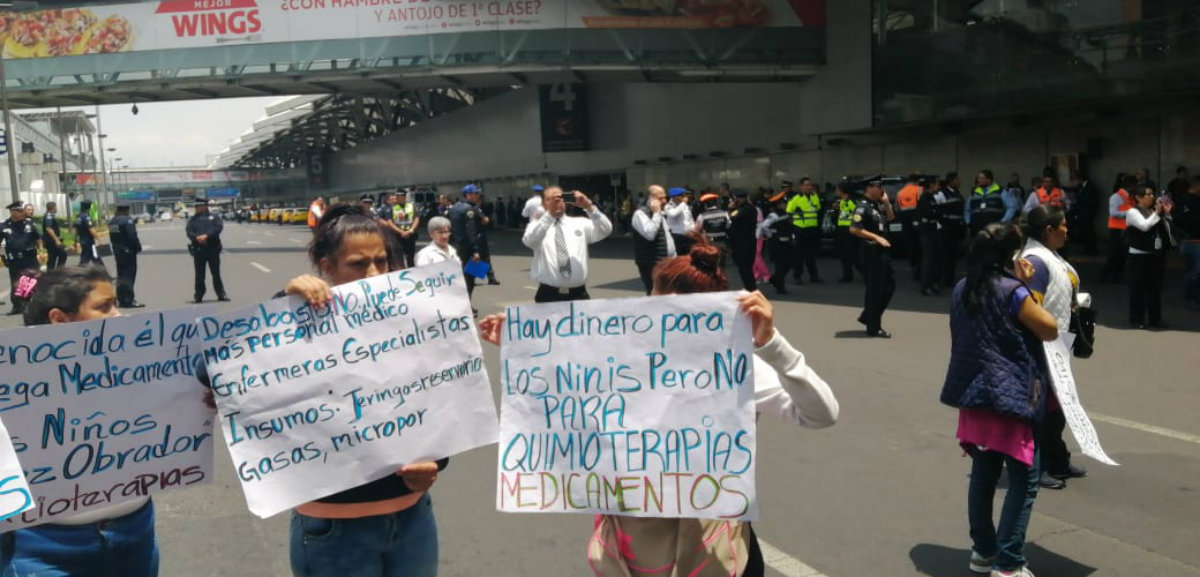 Los manifestantes denunciaron desabasto de medicamento para atender a los menores (Foto: Cuartoscuro)