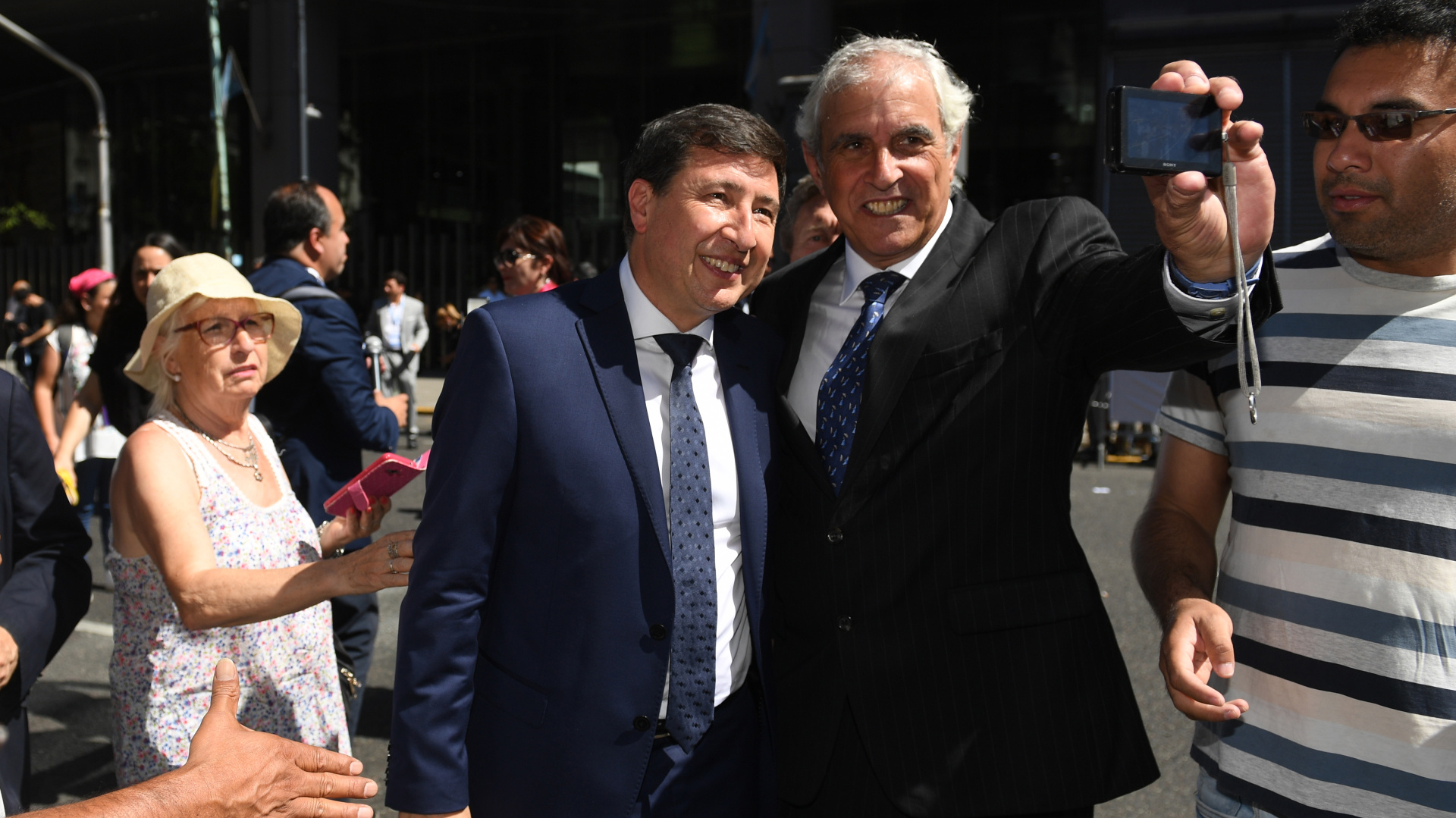 Daniel Arroyo, futuro ministro de Desarrollo Social, posa para una selfie en las inmediaciones del Parlamento