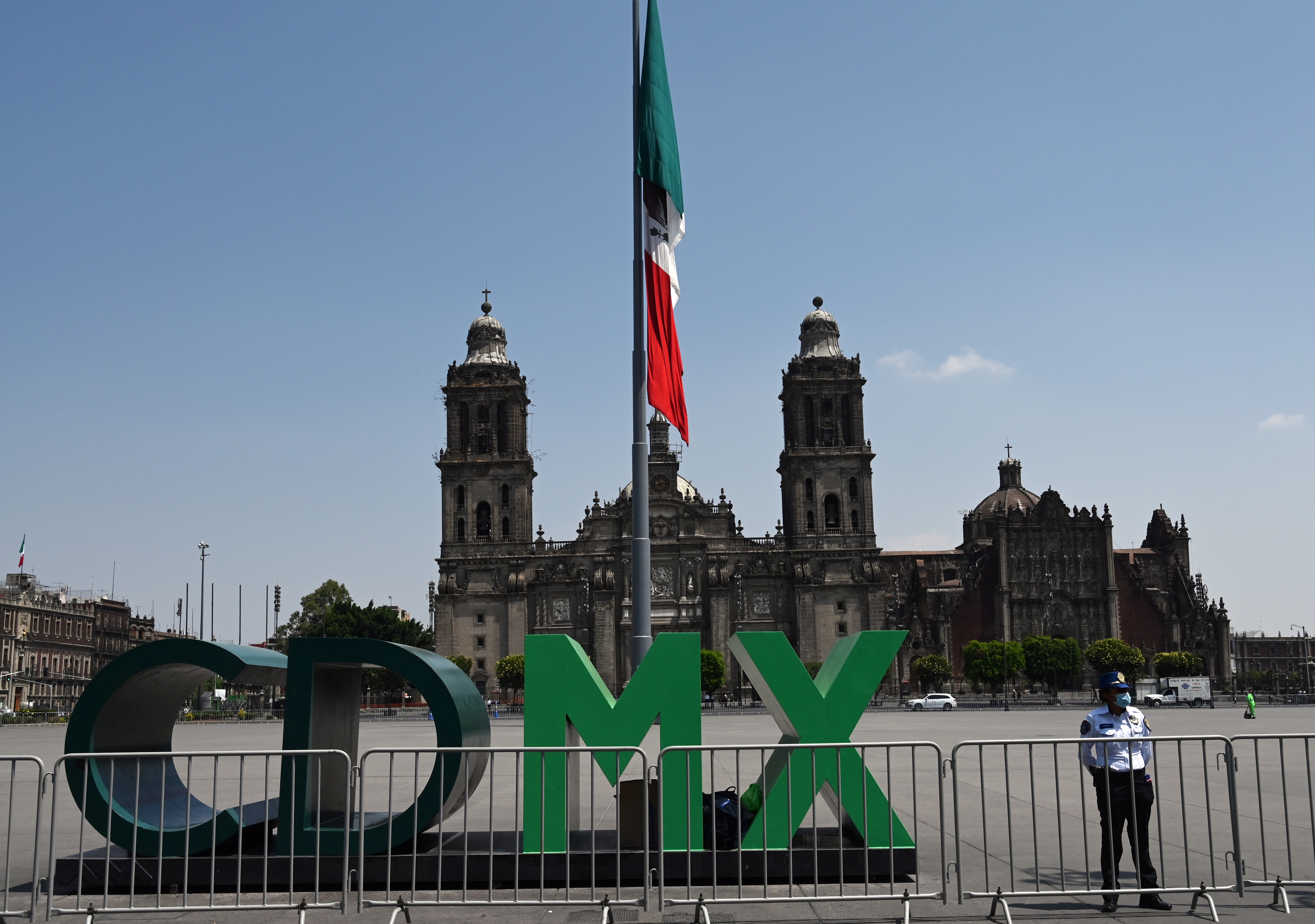 Un policía vigila el Zócalo de la Ciudad de México, que se mantiene cerrado, durante la crisis sanitaria de coronavirus
(Foto: RODRIGO ARANGUA / AFP)
