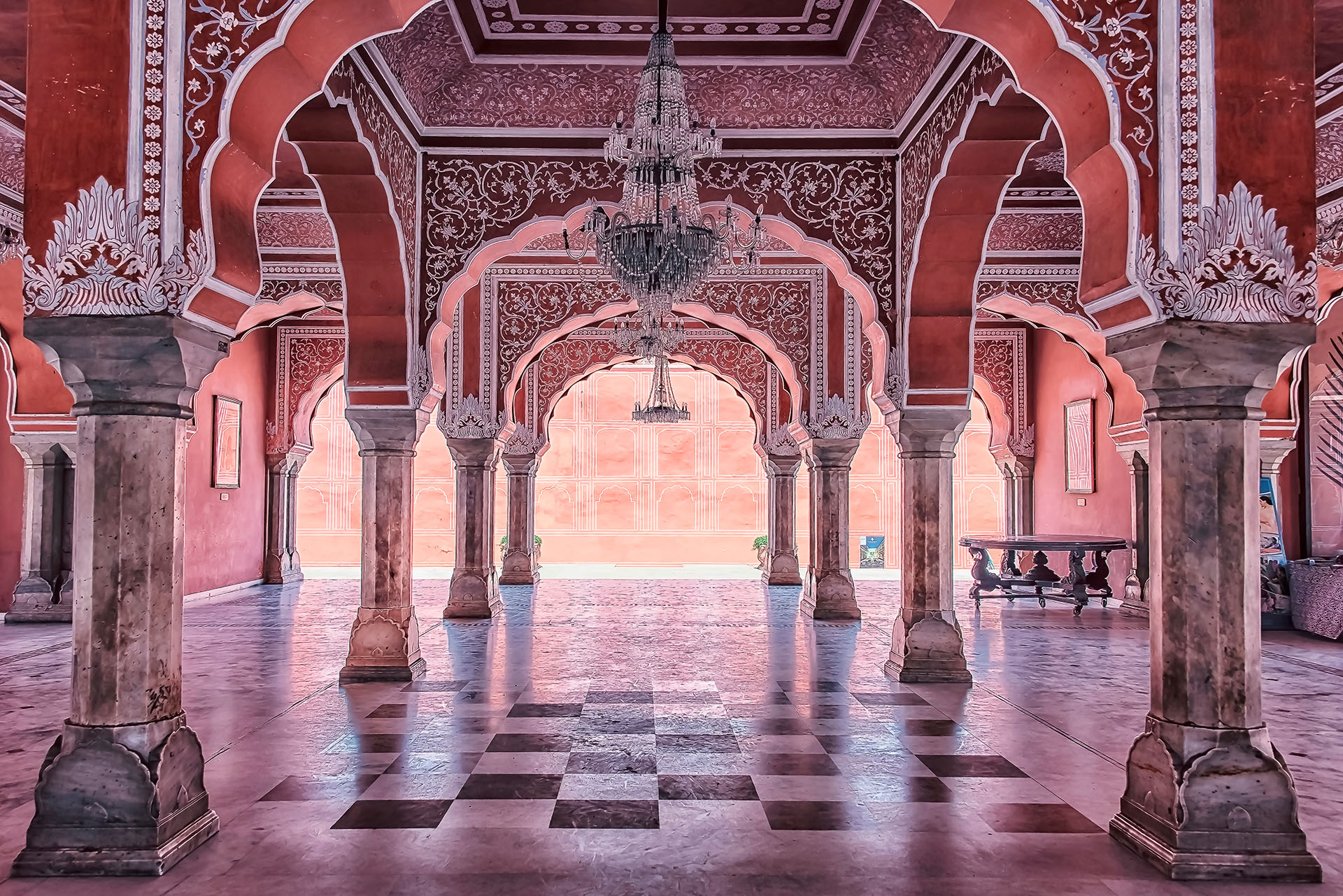 El palacio de Jaipur se sitúa en el centro de la ciudad, y se dice que el esquema de la construcción es similar al esquema o plano de la misma ciudad