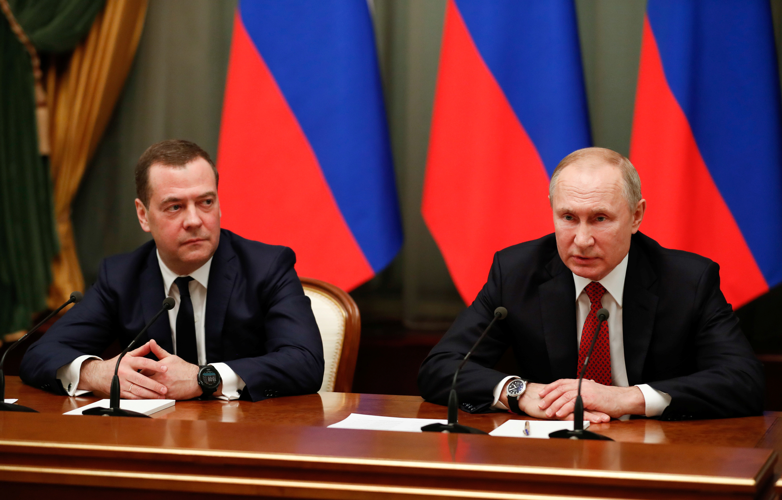 El primer ministro Dmitry Medvedev junto a Putin (Reuters)