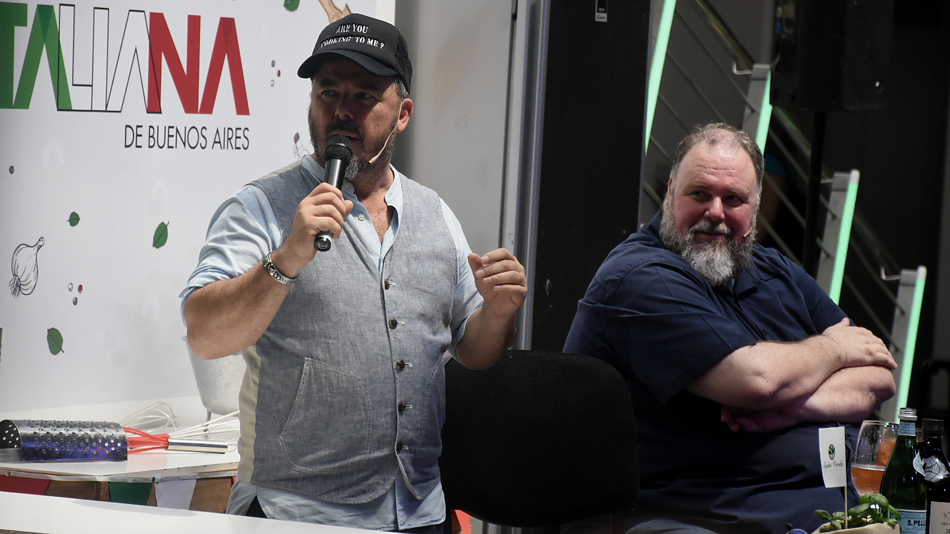 Dos potencias. El chef Donato De Santis junto al crítico gastronómico Prieto Sorba que brindaron una charla a sala llena