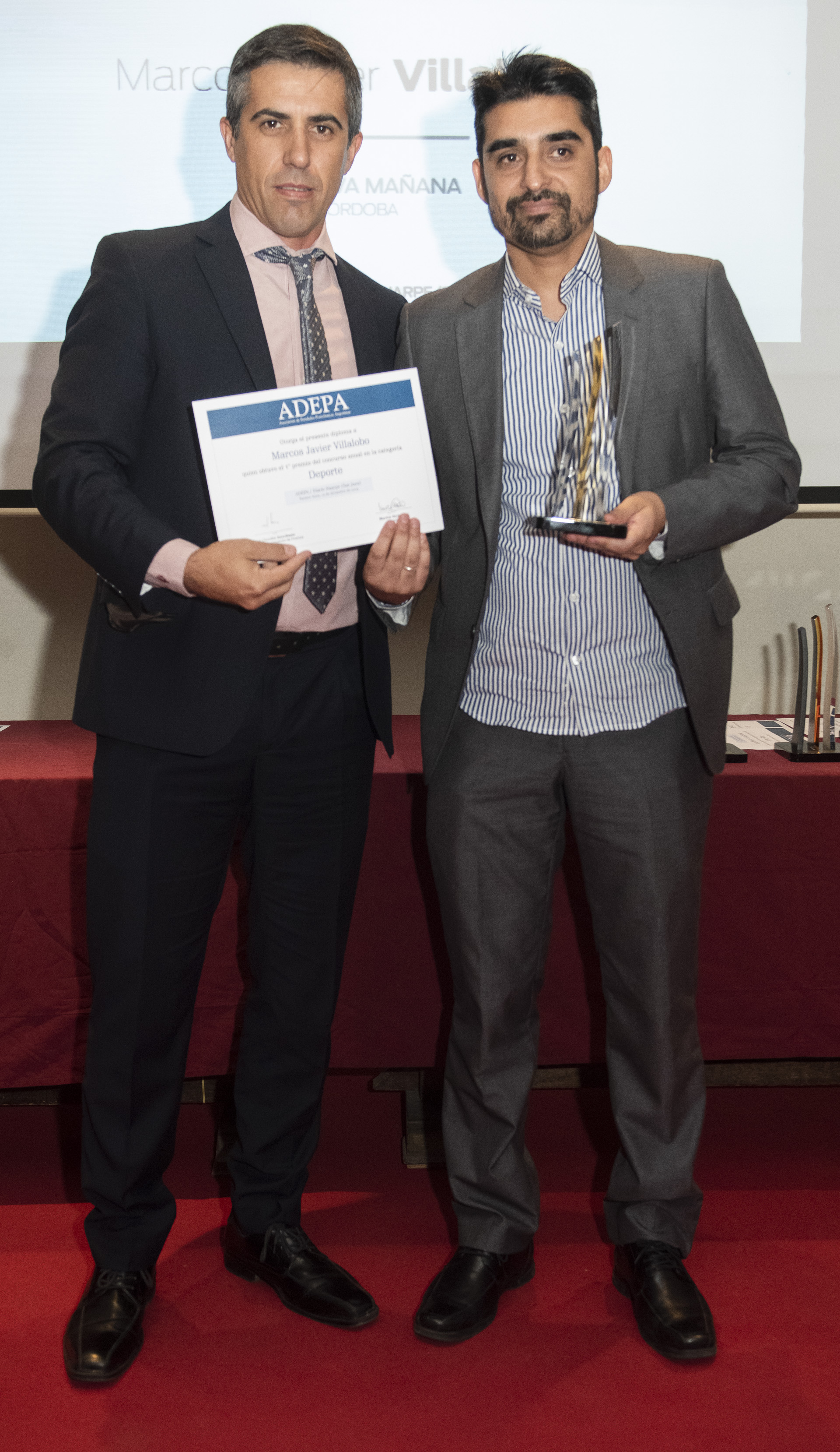 El 1º Premio en la categoría Deportes fue para Marcos Villalobo de La Nueva Mañana, Córdoba. Fue entregado por el director de Diario Huarpe de San Juan y vicepresidente primero de ADEPA