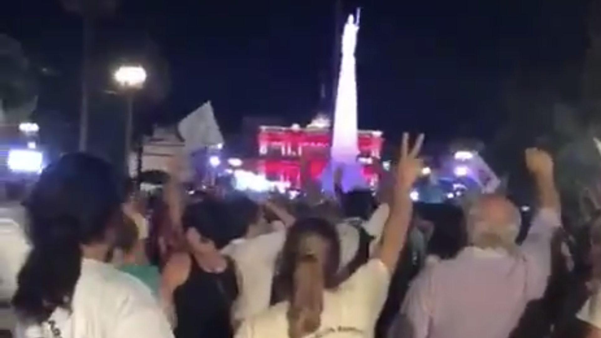 Los militantes cantaron el himno y manifestaron su apoyo al Gobierno de Alberto Fernández.