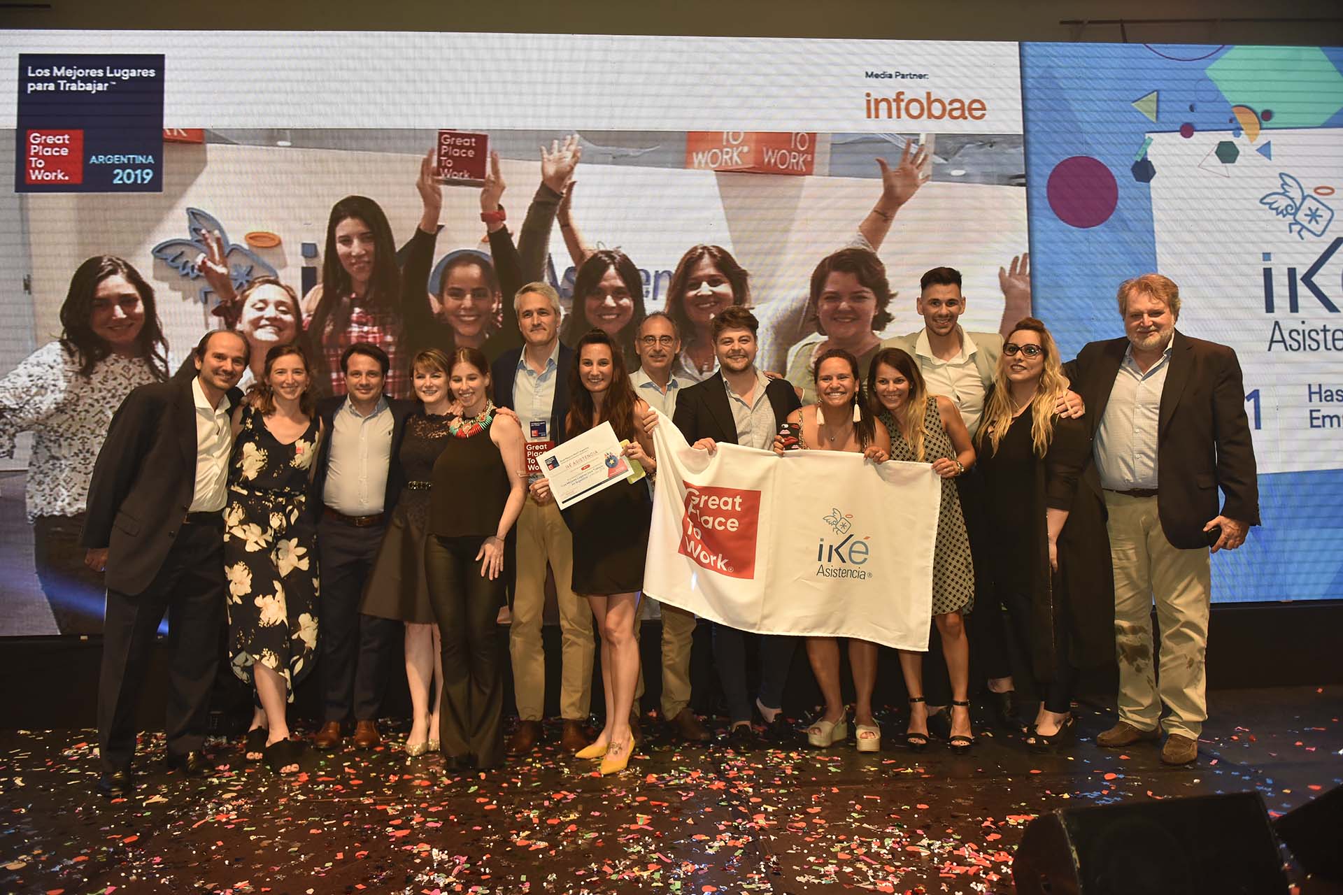 Los miembros del equipo de IKE asistencia, al momento de recibir el premio que los distingue como una de las empresas que reúnen las mejores condiciones para trabajar