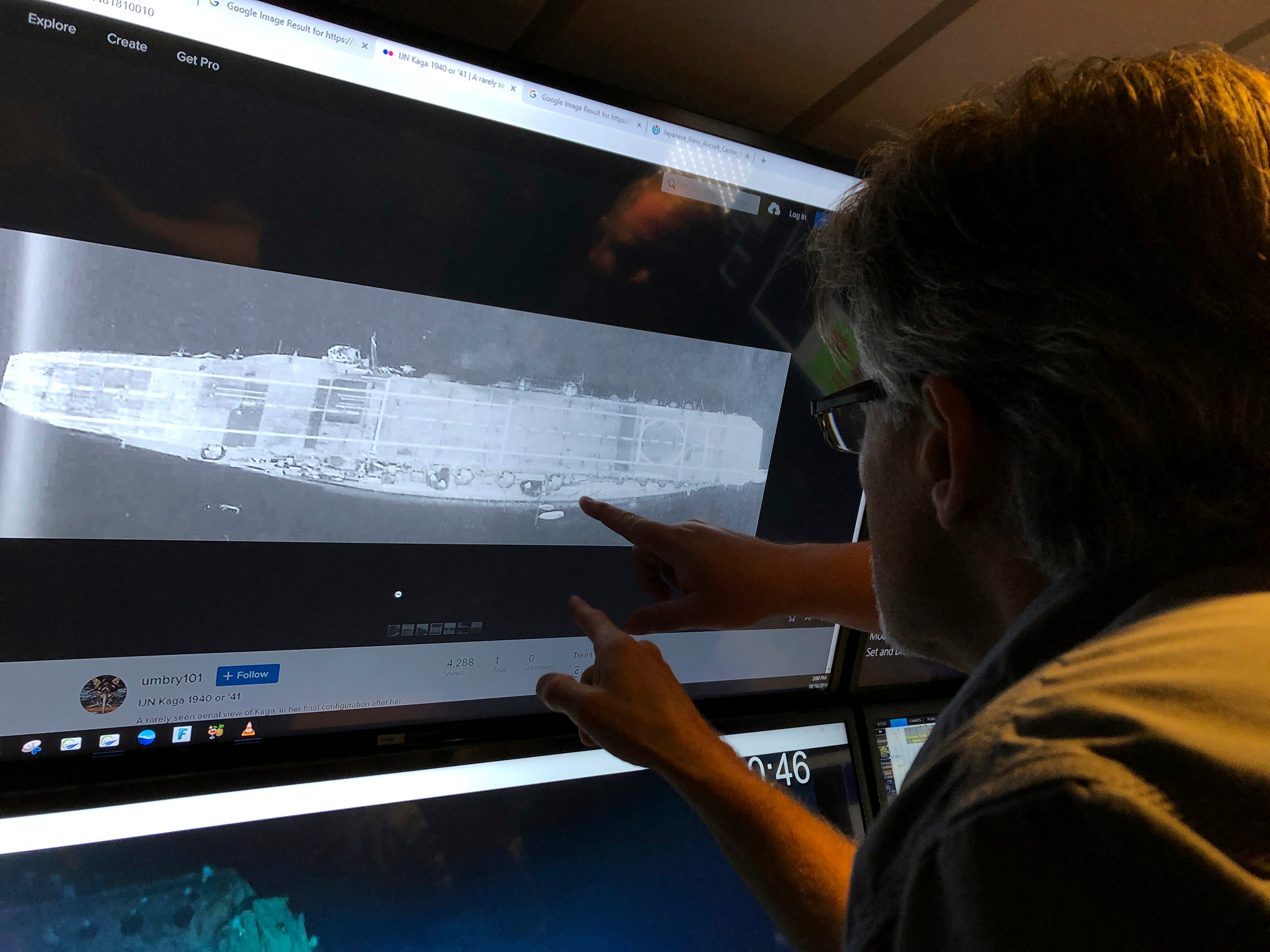 Rob Kraft, director de operaciones submarinas en Vulcan Inc., revisa los escaneos de sonar de un portaaviones japonés (AP / Caleb Jones)