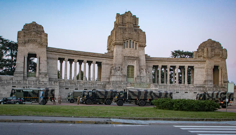 Camiones militares y soldados italianos son vistos en el cementerio de Bérgamo después de que el ejército se desplegó para mover ataúdes del cementerio a las provincias vecinas, después de que el cementerio se vio abrumado por la escala del brote de la enfermedad por coronavirus (COVID-19), en Bérgamo, Italia (Reuters)