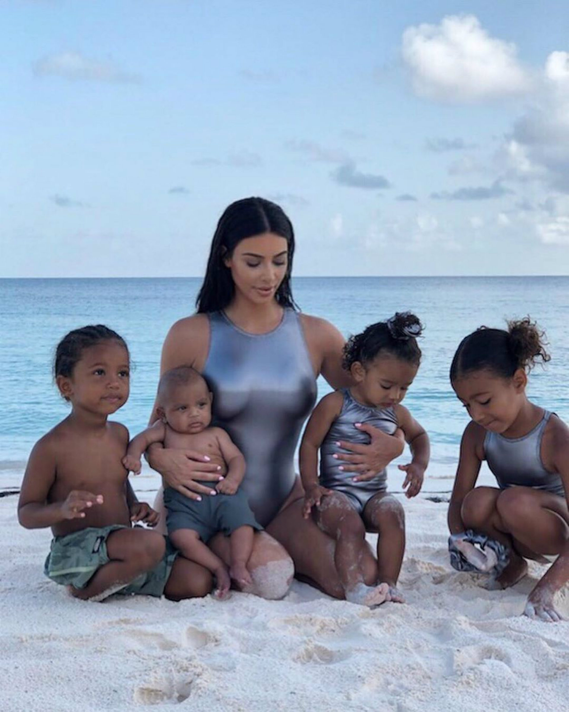 Kim Kardashian junto a sus cuatro hijos (IG: kimkardashian)