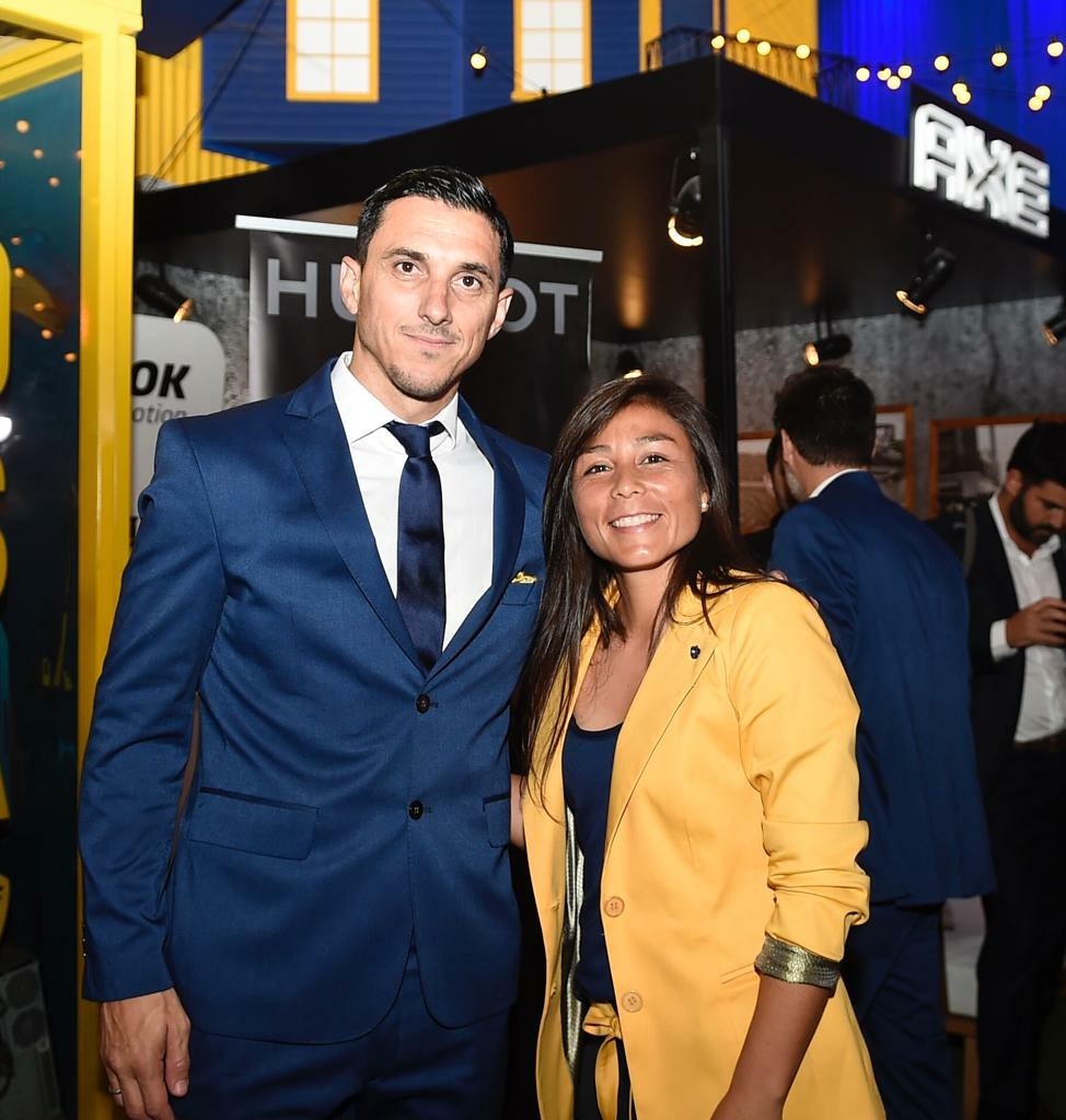 Nicolás Burdisso, manager de Boca, estuvo presente en la Cena Anual Solidaria. A su lado, Fabiana Vallejos, volante del conjunto femenino (@BocaJrsOficial)
