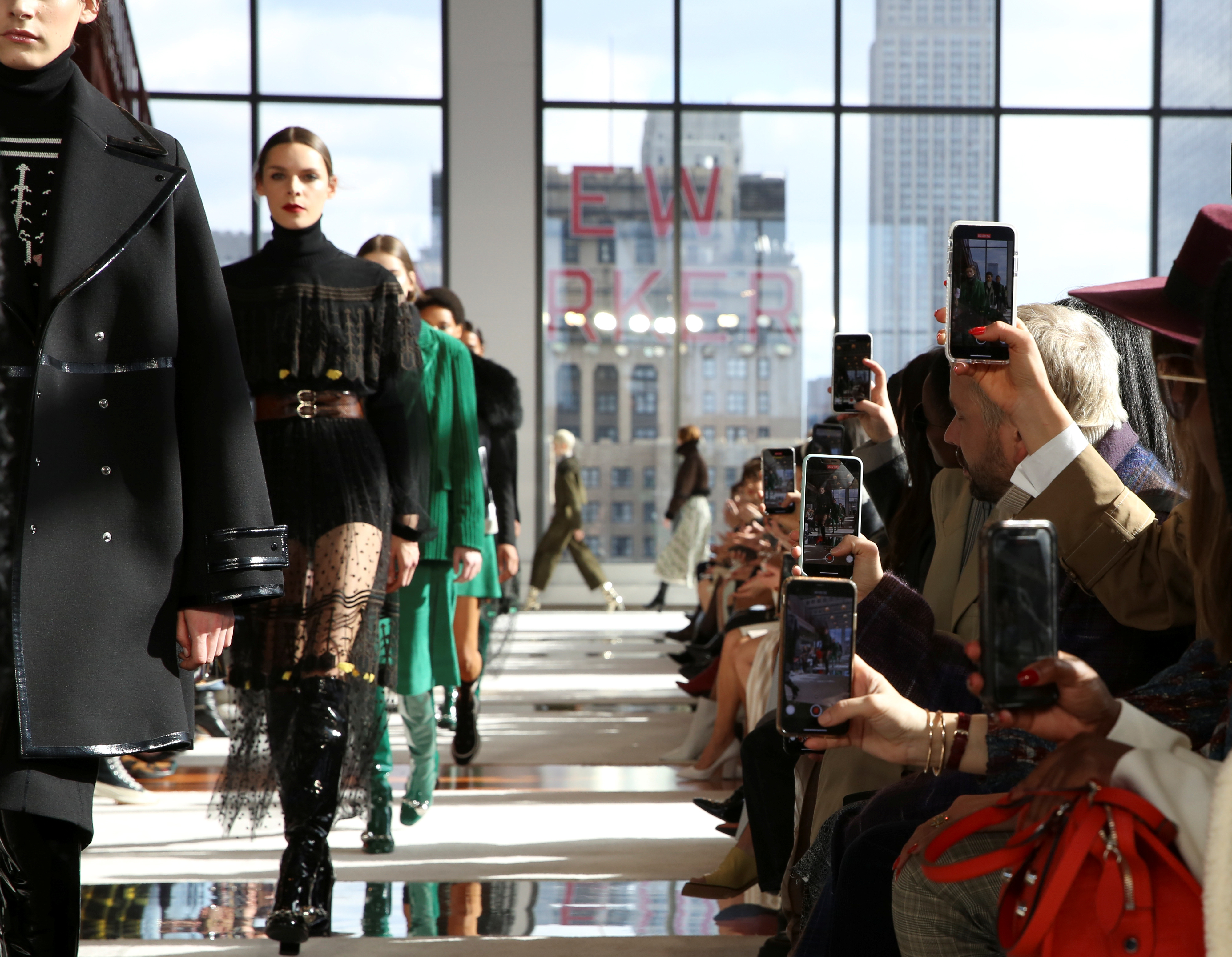 La locación para el desfile de Longchamp fue en un piso 25 de un rascacielos de Manhattan. Ahí la colección de la firma francesa presentó diseños de bolsos, indumentaria y calzado