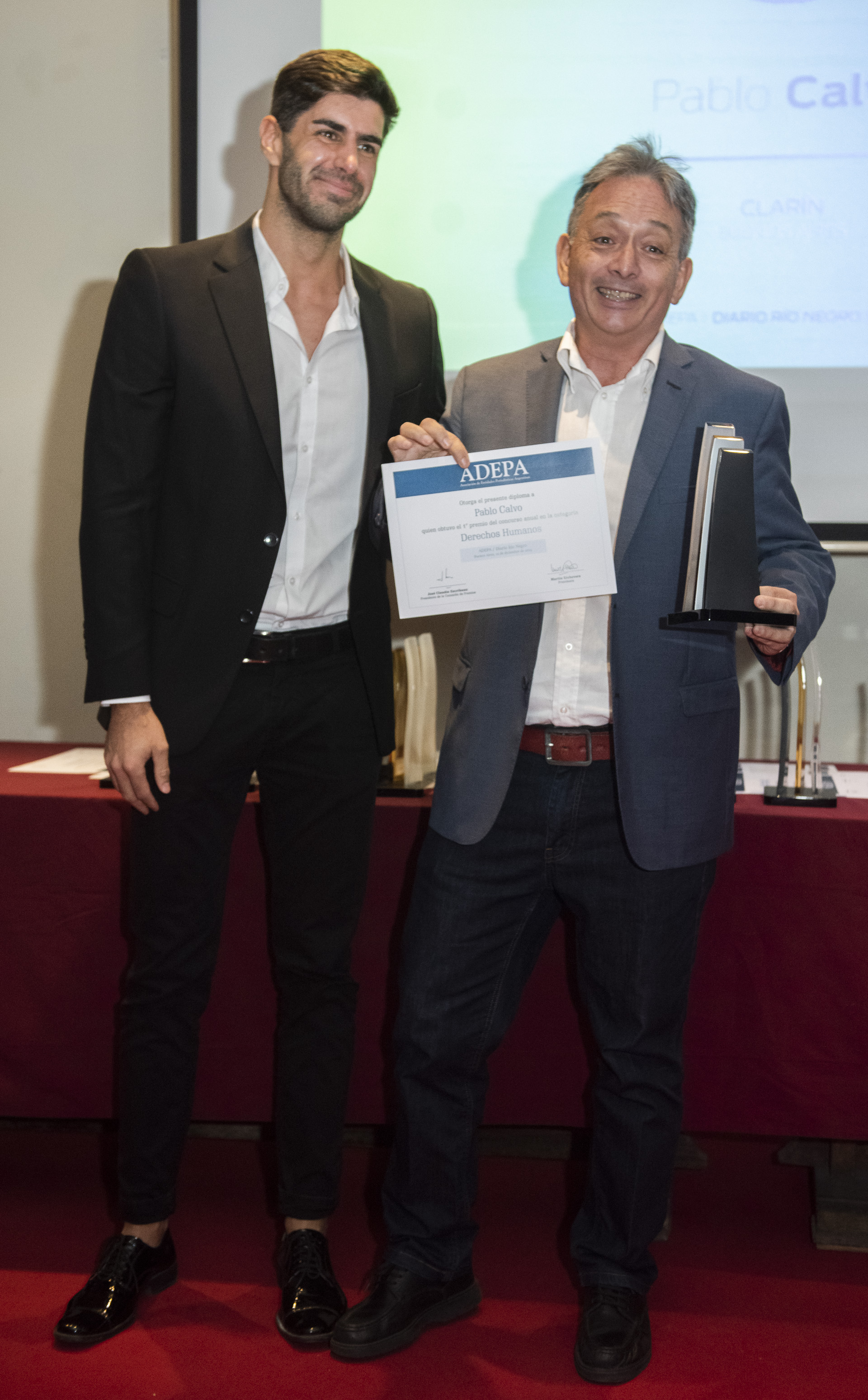 El periodista Pablo Calvo ganó el 1er. premio en la categoría Derechos Humanos, entregó Fabián Martínez Povedano, miembro del directorio