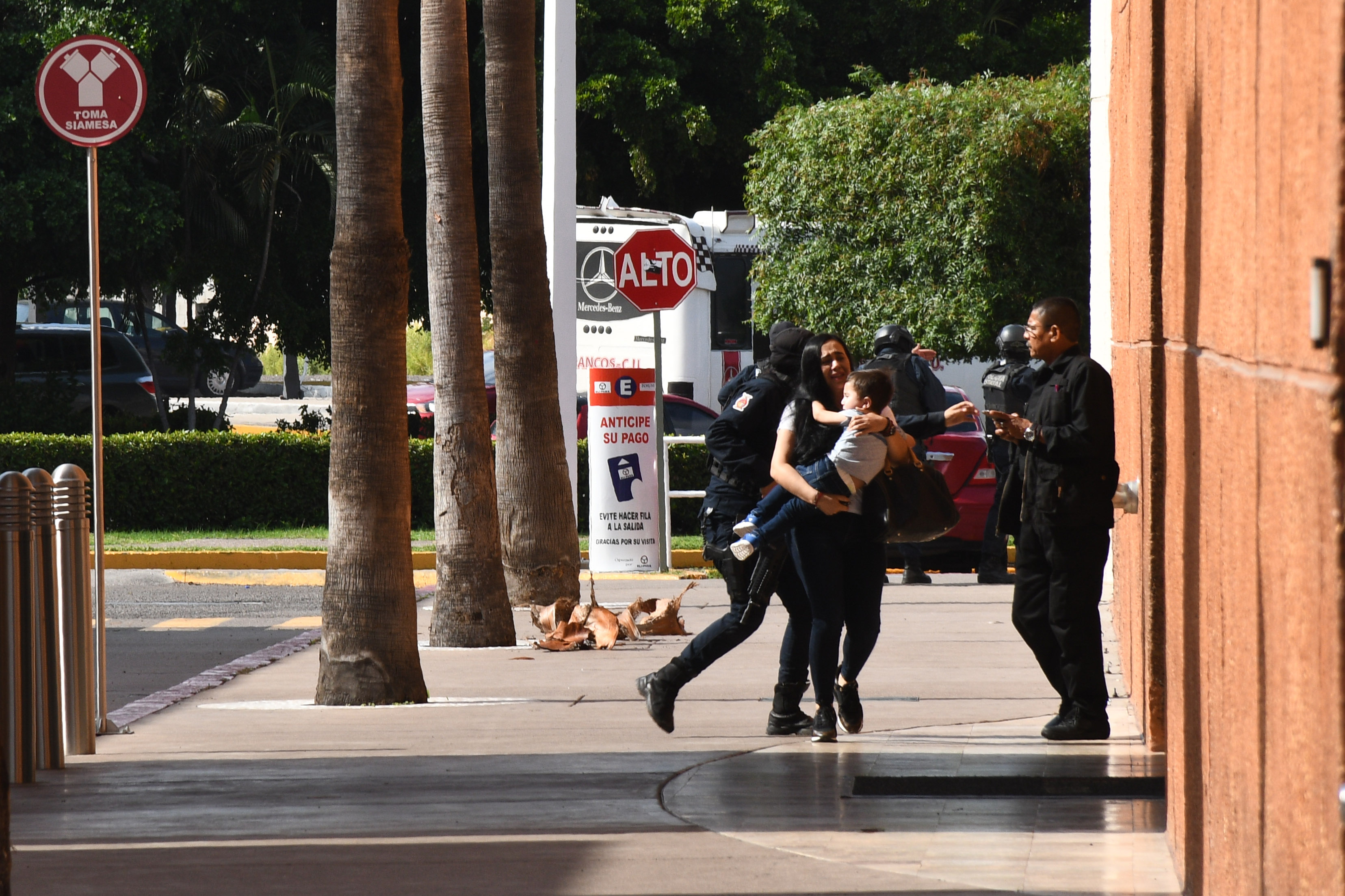 Culiacán vivió uno de los días más infernales tras la detención de Ovidio Guzmán, "El Ratón"
(Foto: EL DEBATE DE CULIACÁN /CUARTOSCURO)