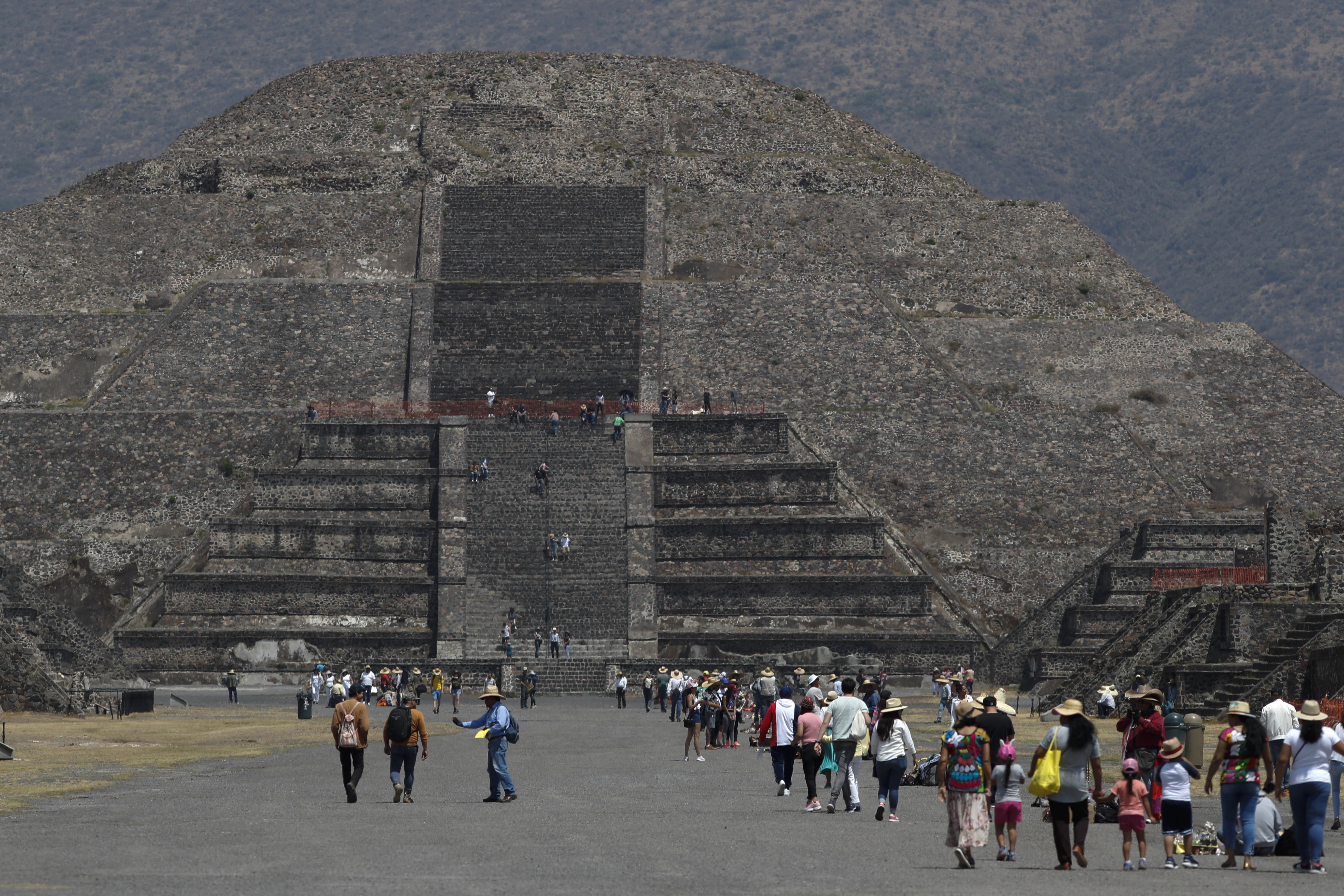 Los visitantes caminan por la Avenida de los Muertos hacia la Pirámide de la Luna, en Teotihuacan, México, el jueves 19 de marzo de 2020.