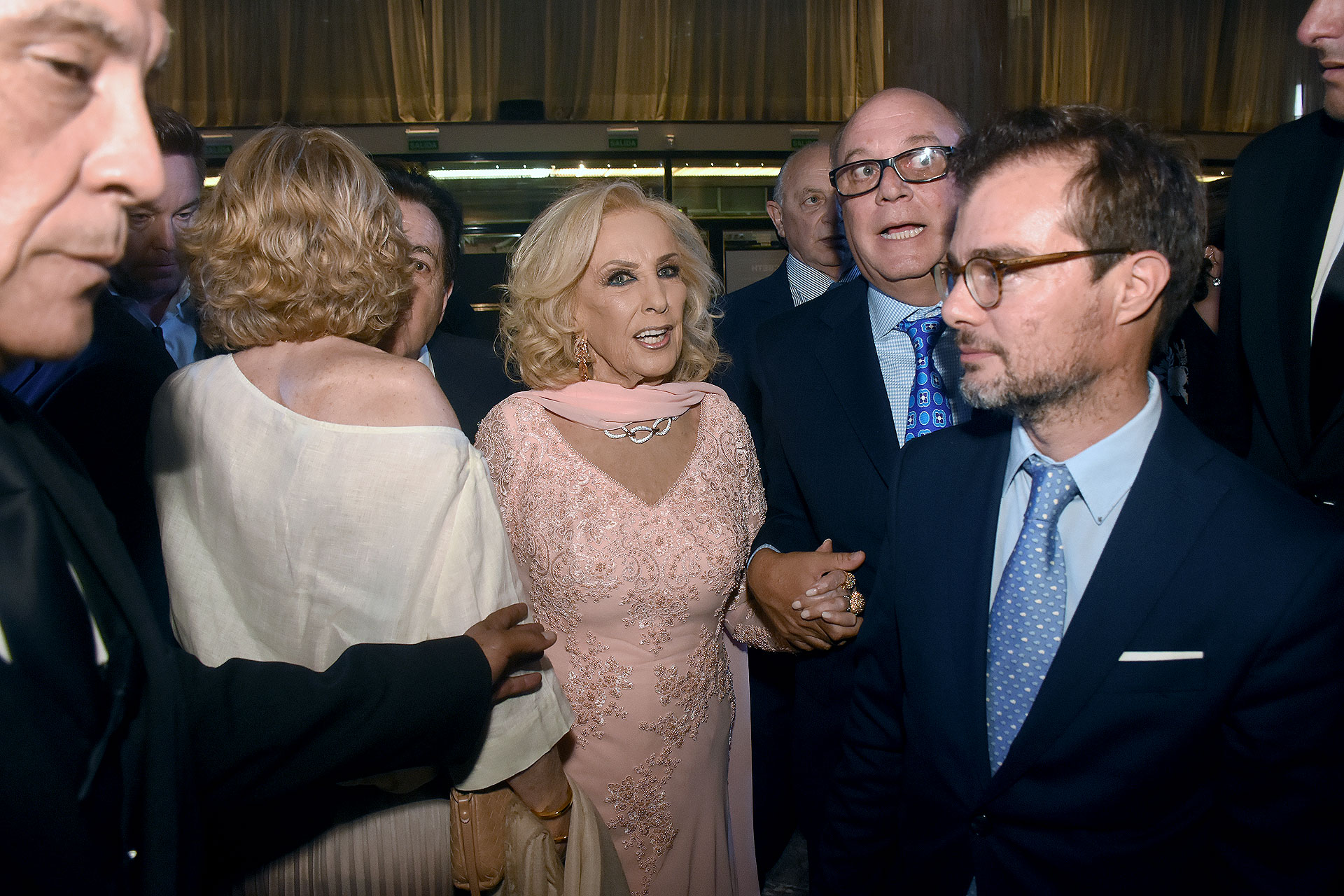 Mirtha Legrand y Martín Cabrales junto al ministro de Cultura porteño, Enrique Avogadro