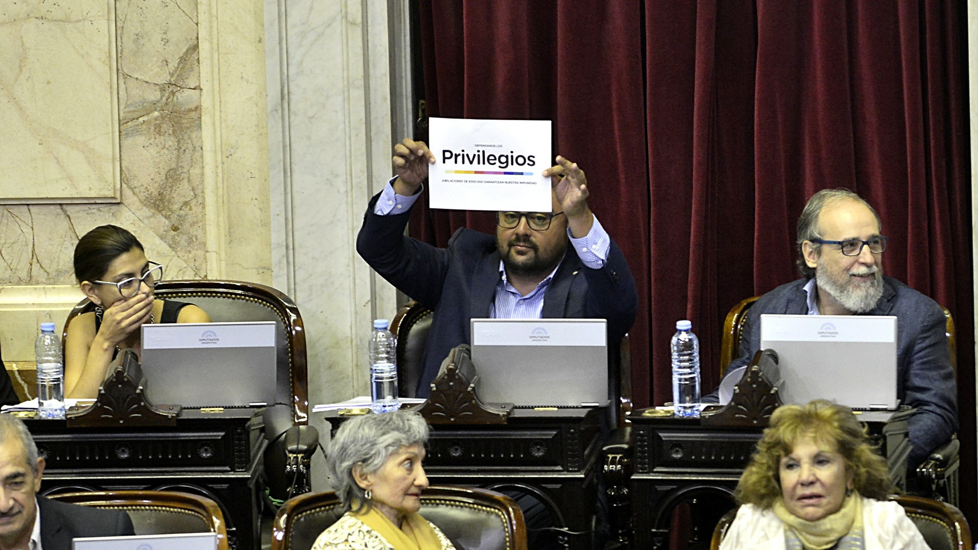 Legisladores del Frente de Todos durante el debate por las jubilaciones de privilegio