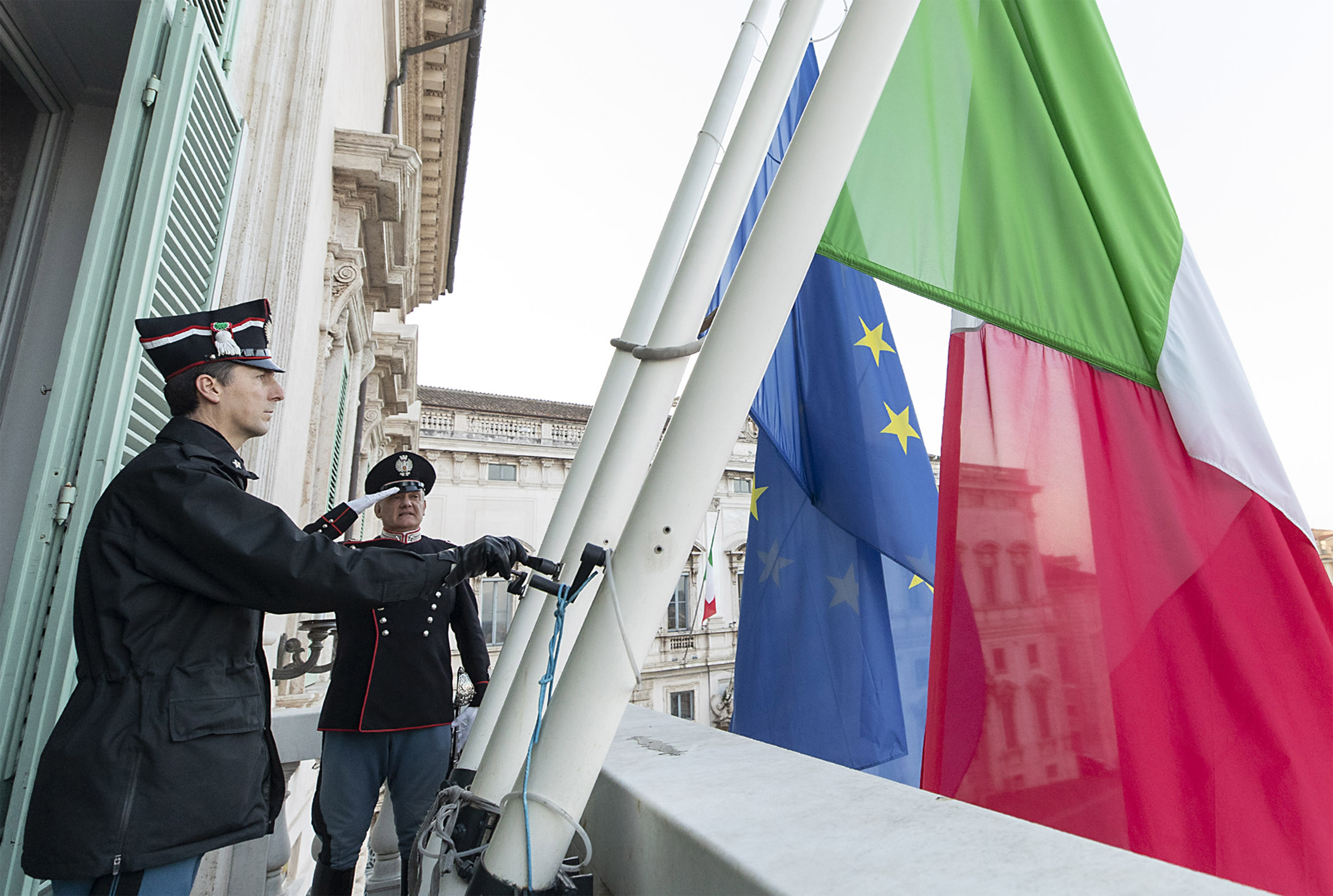 Oficiales ponen la bandiera a media asta en el palacio del Quirinale, residencia del Presidente de la República, en Roma (Oficina de prensa del Quirinale/ AFP)