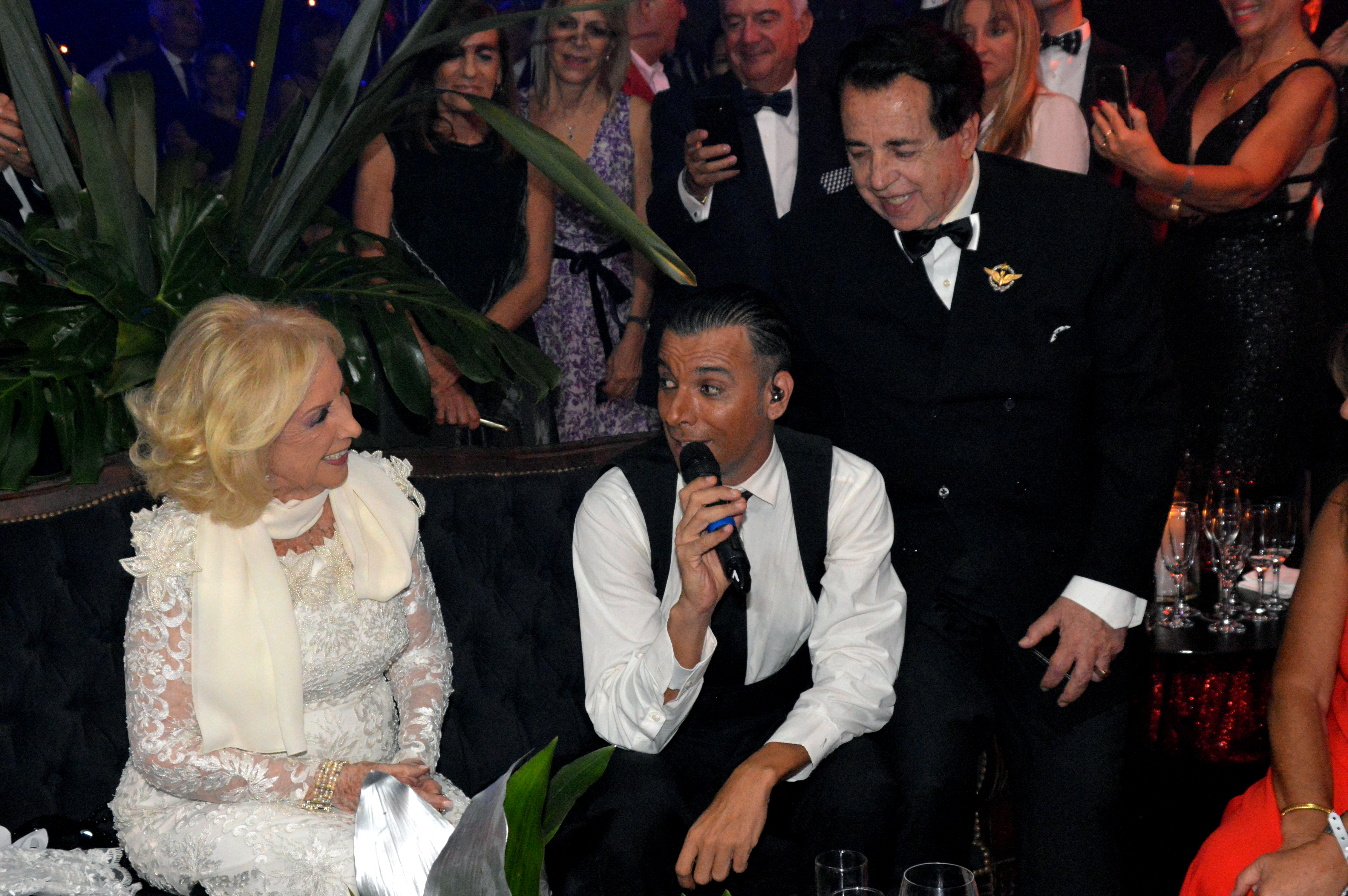 Martín Bossi realizó varias imitaciones, y le cantó a Mirtha Legrand; al lado, Héctor Vidal Rivas, el gran amigo de la diva