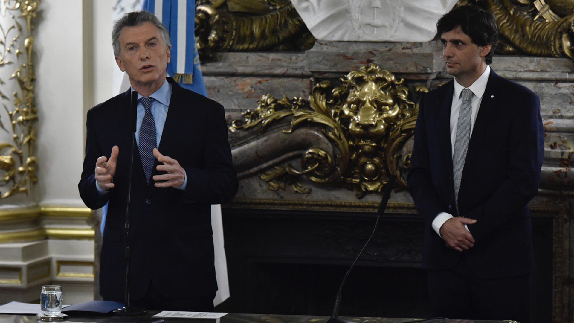 El ex presidente Mauricio Macri junto al ex ministro de Economía Hernán Lacunza que anunció el reperfilamiento de la deuda pública. (Adrián Escandar)