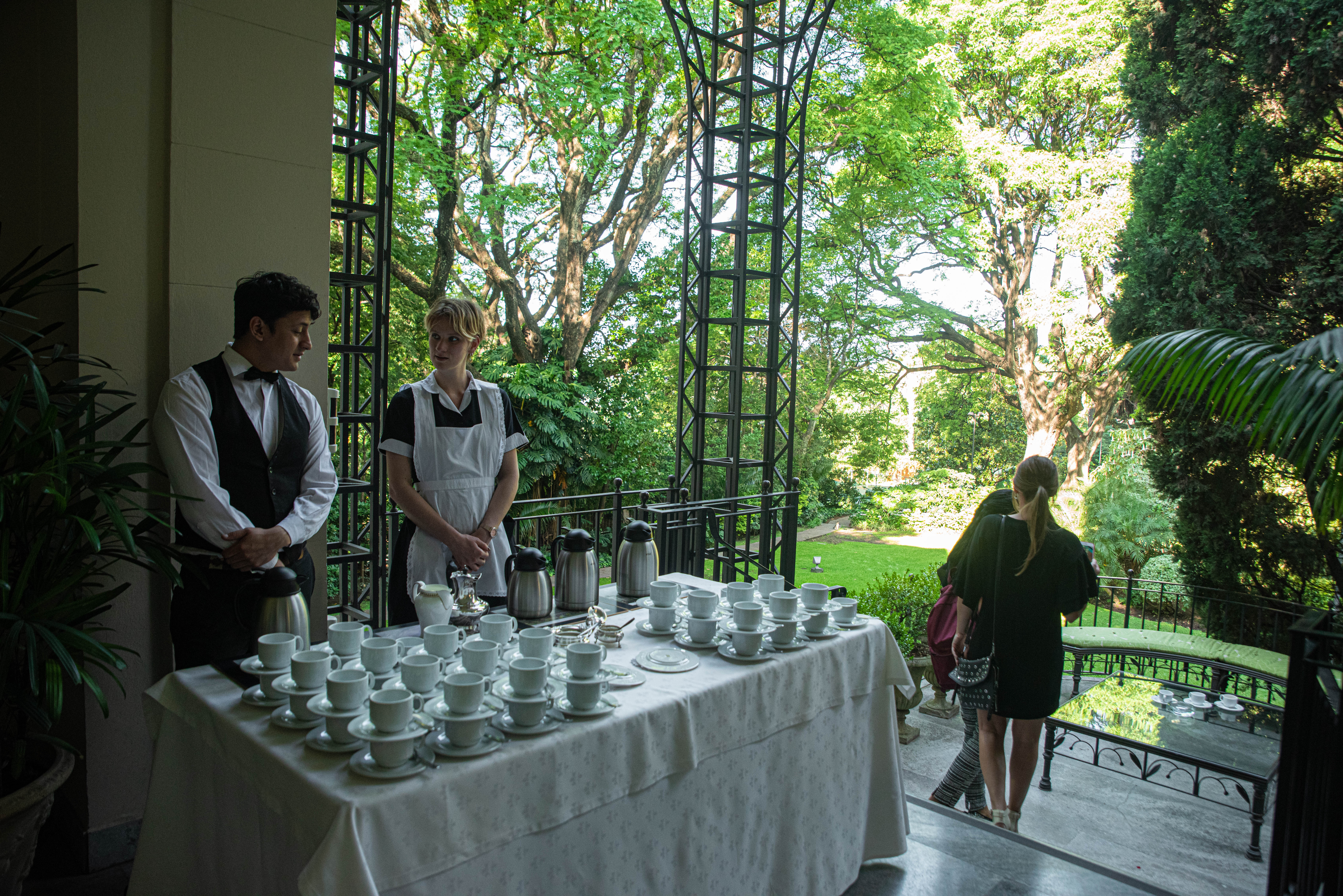 La cálida y soleada tarde invitaba a recorrer el fabuloso jardín de la Residencia británica, mientras se disfrutaba de una exquisita taza de té