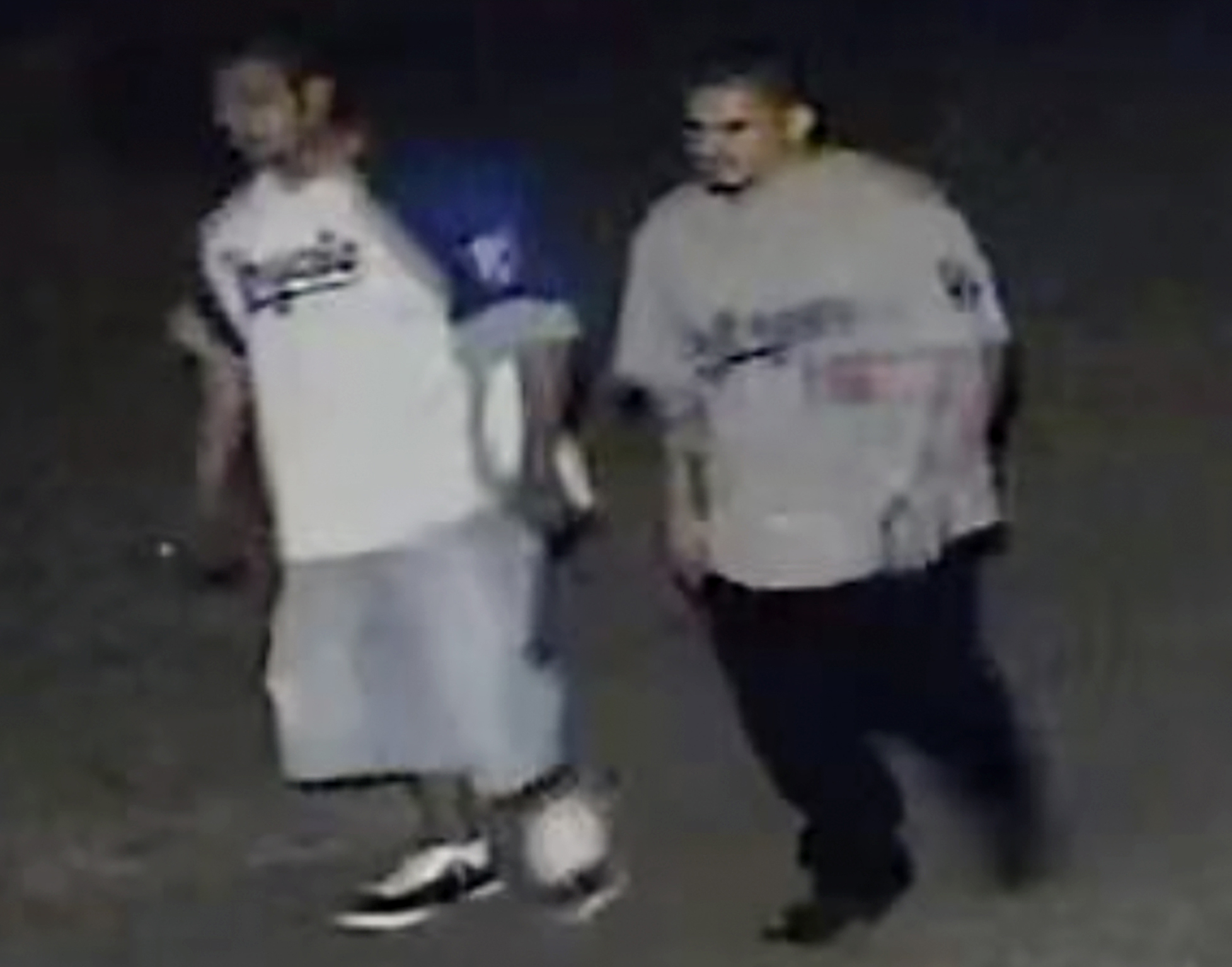 La policía dio a conocer la imagen de los dos probables responsables del tiroteo (Foto: Cortesía del Departamento de Policía de Kansas City, vía AP)