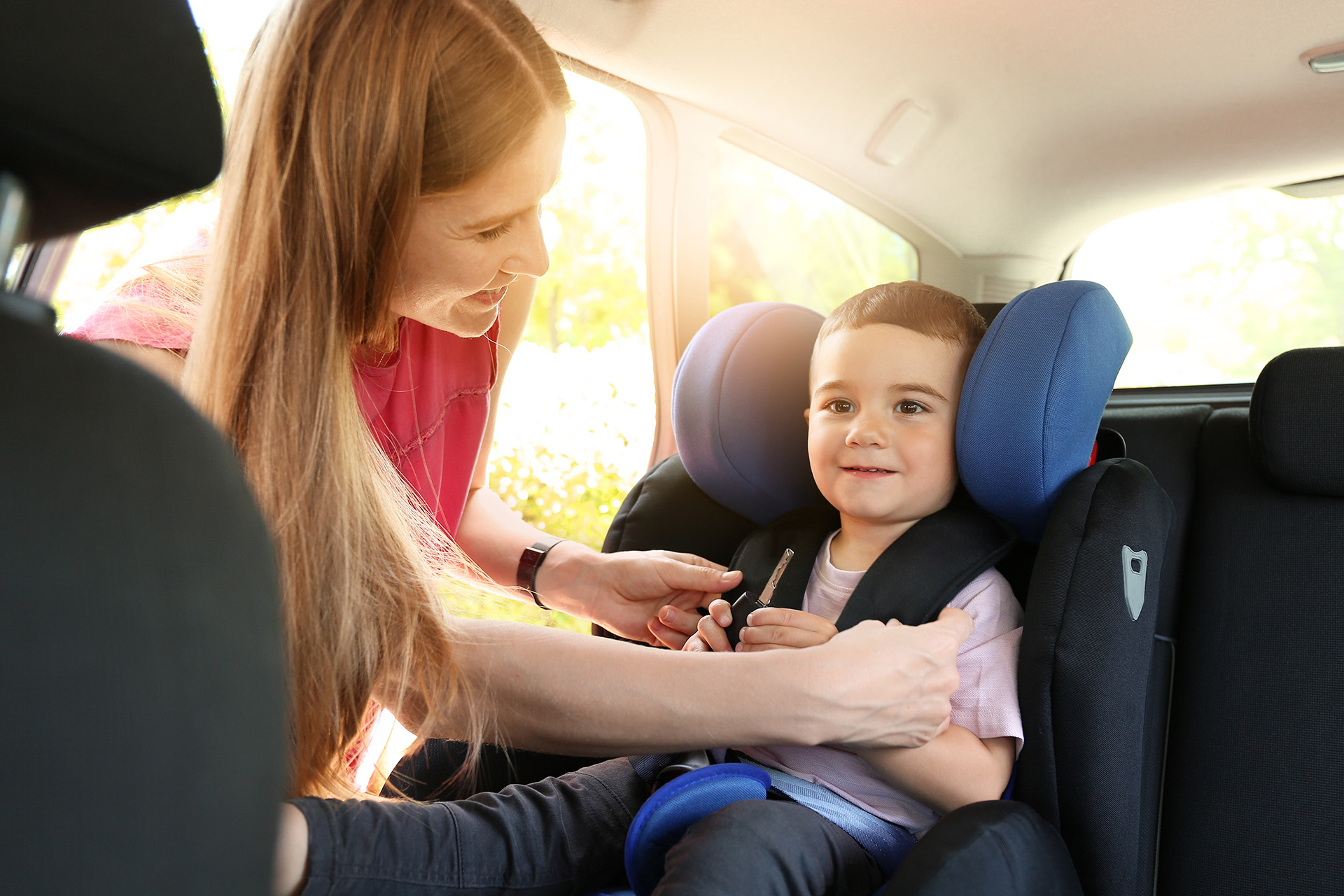 Todos los niños deben viajar en un SRI mirando hacia atrás hasta la edad de 2 años o hasta alcanzar el peso y la talla máximos permitidos por el fabricante del dispositivo; todos los niños desde los 2 años o los menores de 2 años que han superado el límite de peso y altura máximo del SRI, deben utilizar un SRI mirando hacia adelante (con sistema de arnés) hasta alcanzar el peso o la altura máximos sugeridos por el fabricante (Shutterstock)