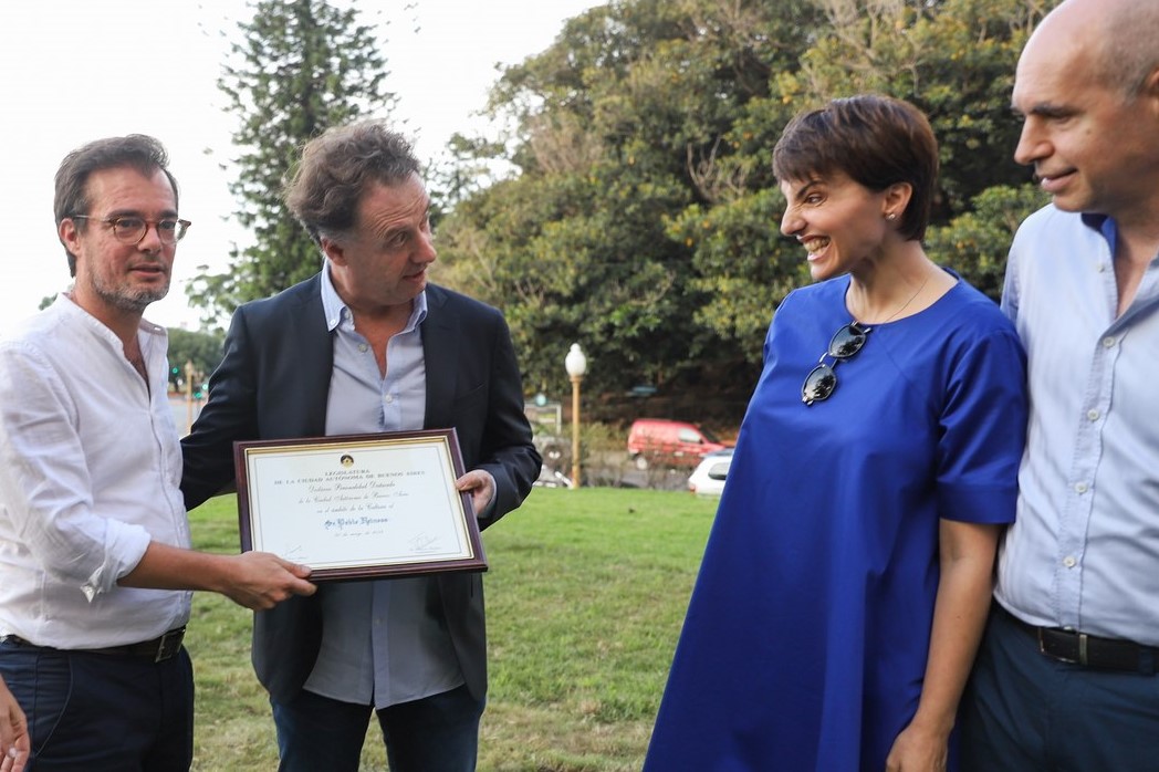 El ministro de Cultura porteño, Enrique Avogadro, le entregó una placa al artista Pablo Reinoso