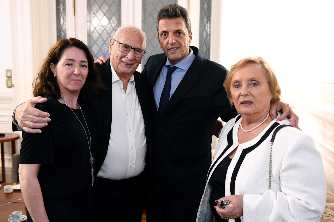 El nuevo presidente de Diputados, junto a su familia.