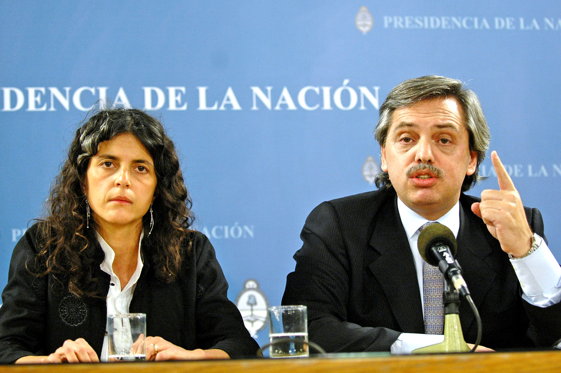 El 11 de julio de 2007 respaldó en conferencia de prensa a la secretaria de Medio Ambiente, Romina Picolotti, sospechada de