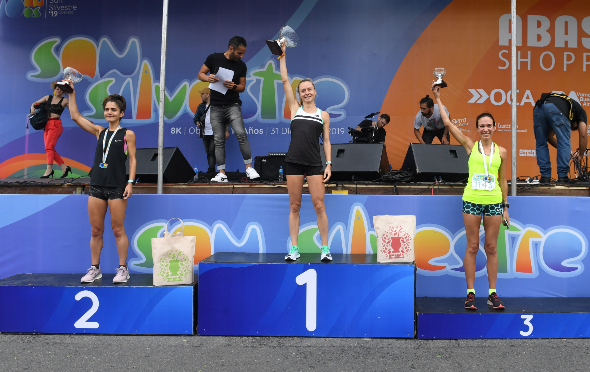 Chiara Mainetti (primera), Laura Vedia (segunda), Emilia Picciola (tercera) en el podio (Maximiliano Luna)
