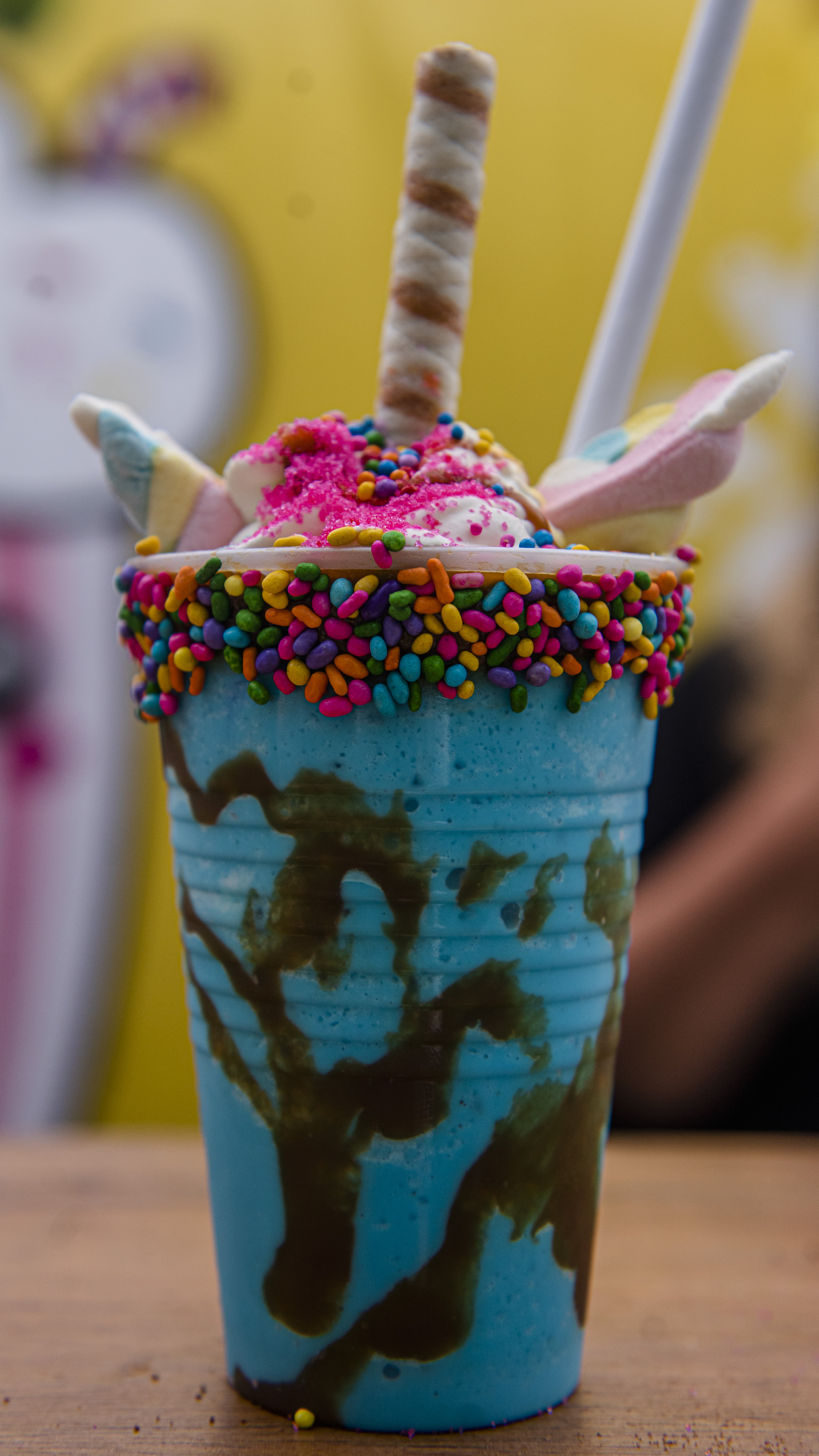 Unicornio style. En el food truck de Happy Shake donde hacen milk shake con formas de unicornios llaman la atención de lejos por su colorido stand. Ahí elaboran sus productos con helados batidos con crema, leche, azúcar y luego los decoran a gusto de cómo el cliente haya elegido la temática. Dentro de los más elegidos están el de unicornio, el de dulce de leche, chocolate, frutilla y chocotorta