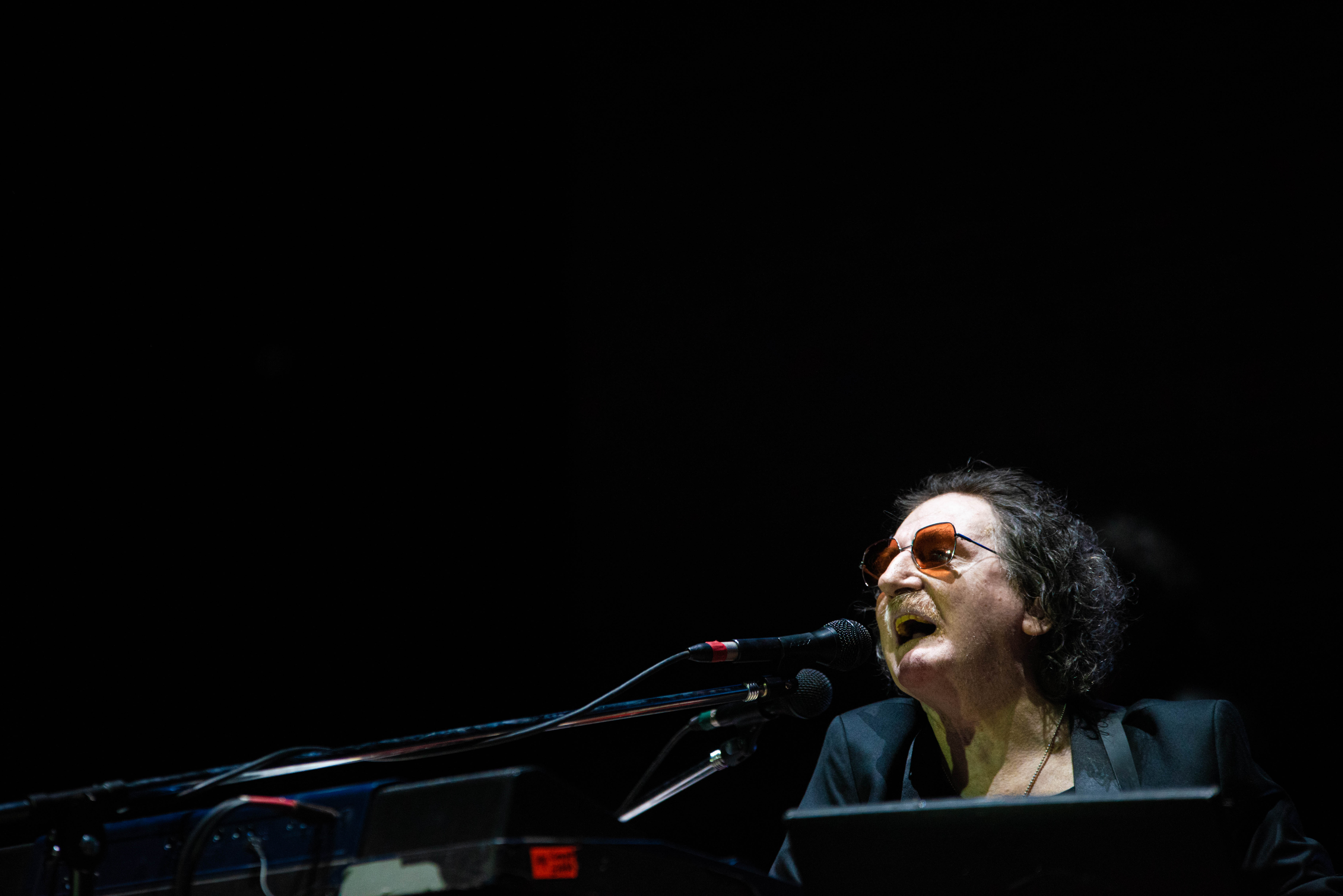 Charly García estuvo acompañado por su banda de los últimos tiempos: Fabián “El Zorrito” Quintiero, en teclados; Rosario Ortega, en coros; y el trío chileno integrado por Toño Silva, en batería, Carlos González, en bajo y Kiuge Hayashida