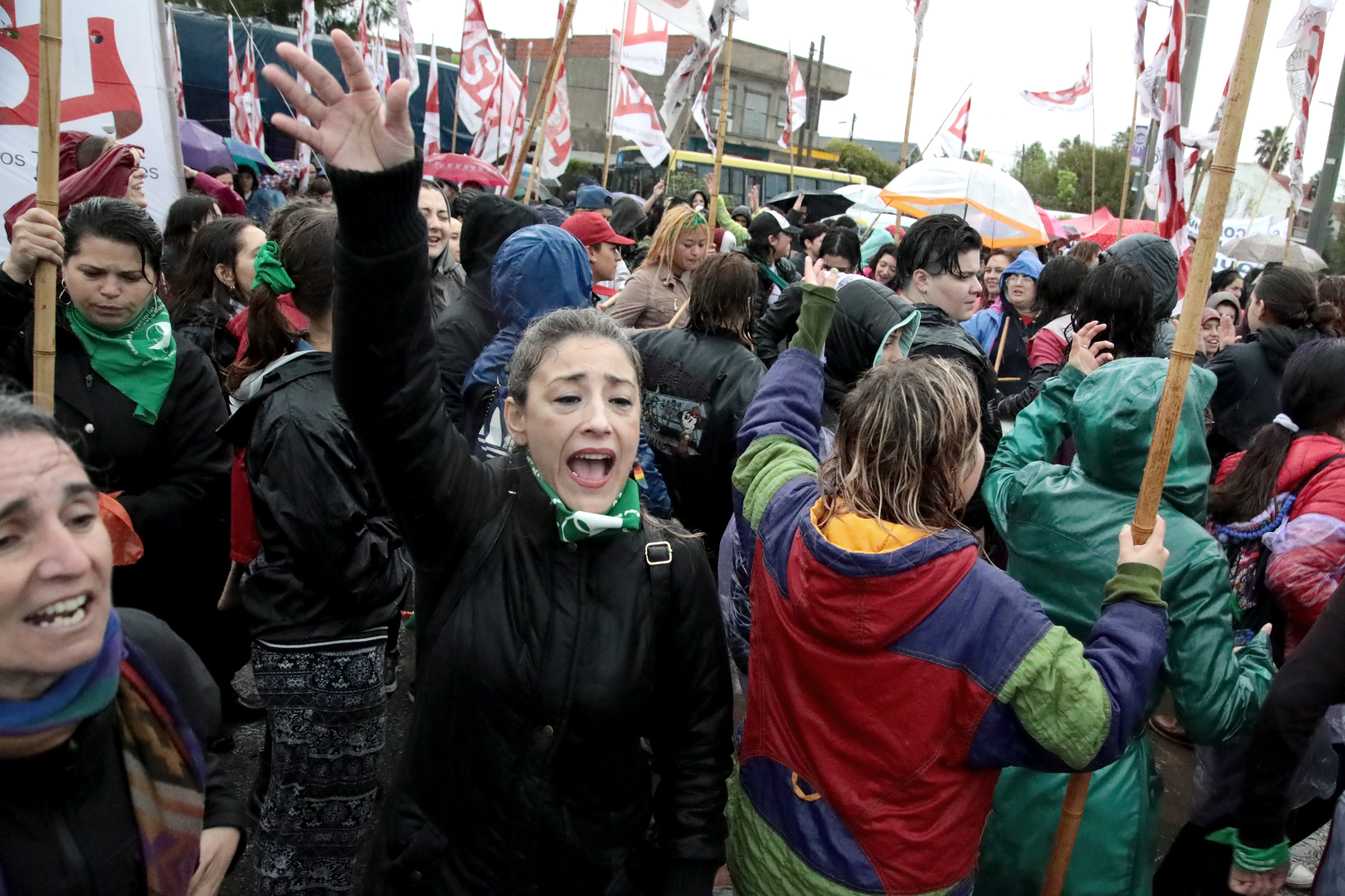 El cambio de nombre a “Plurinacional” sería para incluir a las mujeres de los pueblos originarios