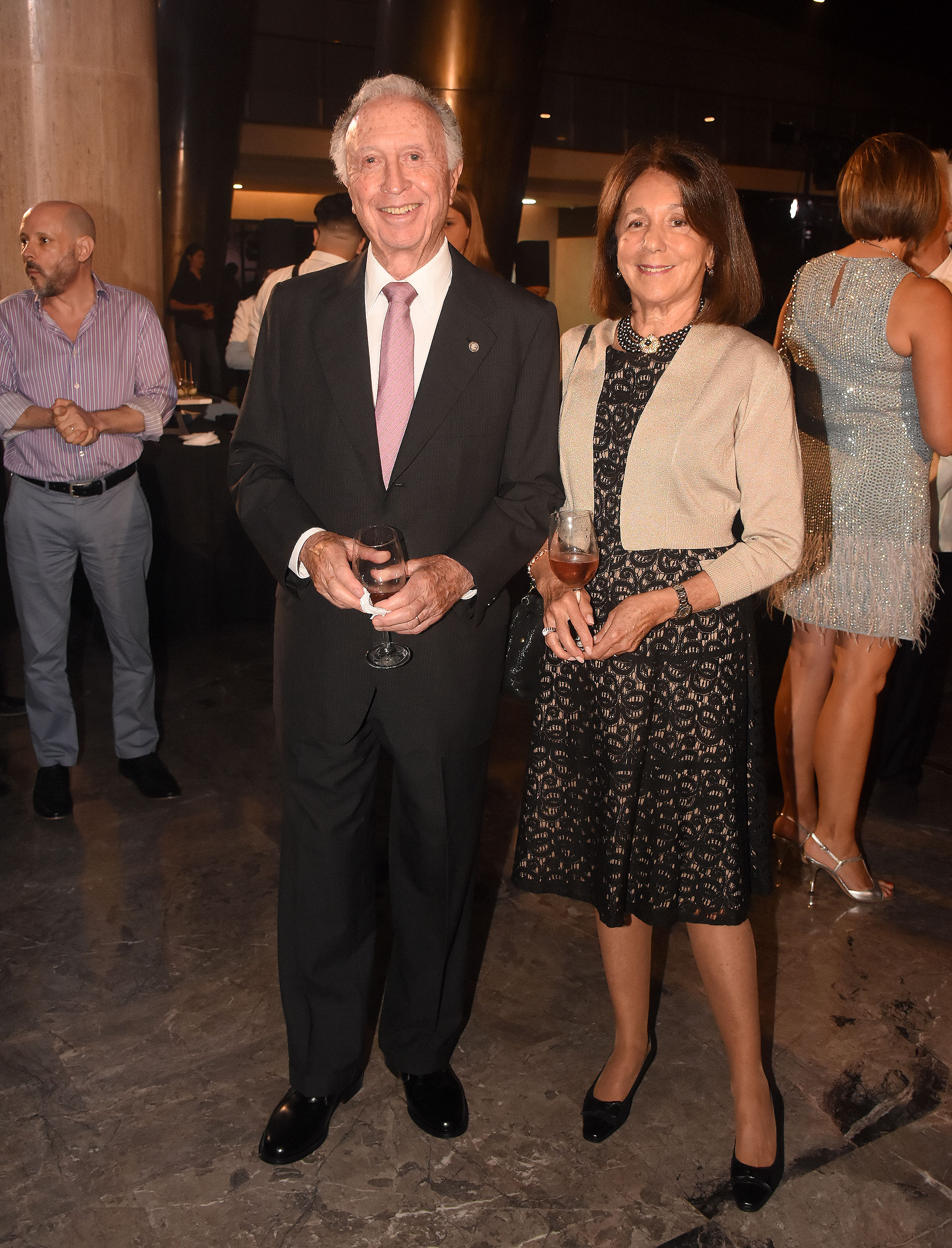 Jorge Di Fiori, presidente de la Cámara Argentina de Comercio y Servicios, y su mujer