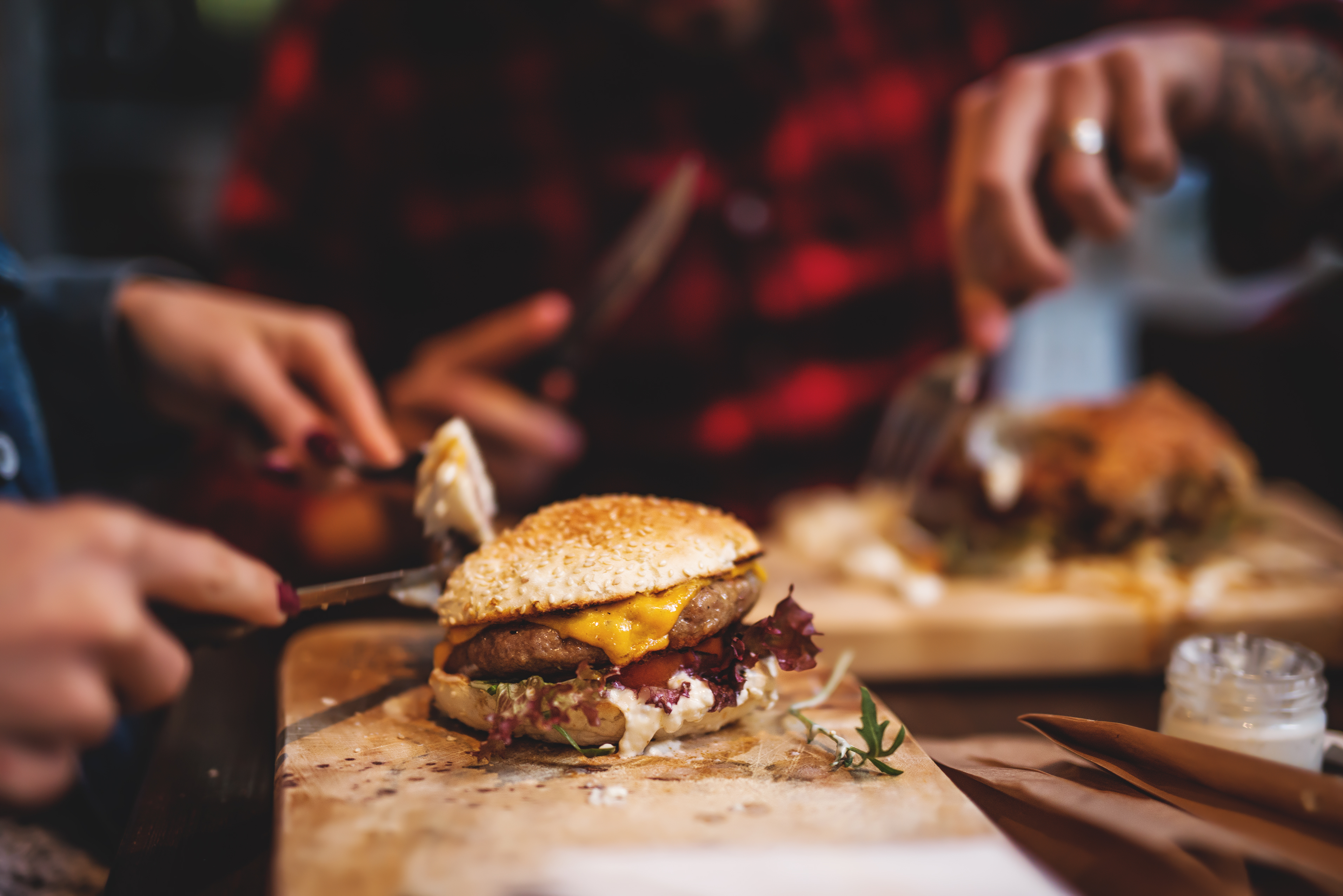 El 53% asegura intentar mantener un equilibrio adecuado entre proteínas, carbohidratos y grasas, práctica más común entre las mujeres (Shutterstock)