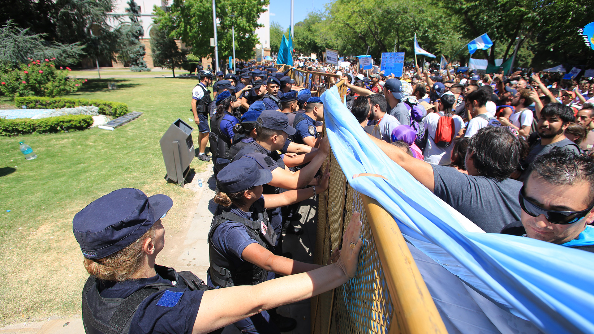 Durante la mañana de este lunes comenzaron a llegar las primeras columnas de manifestantes al frente de la gobernación de Mendoza.