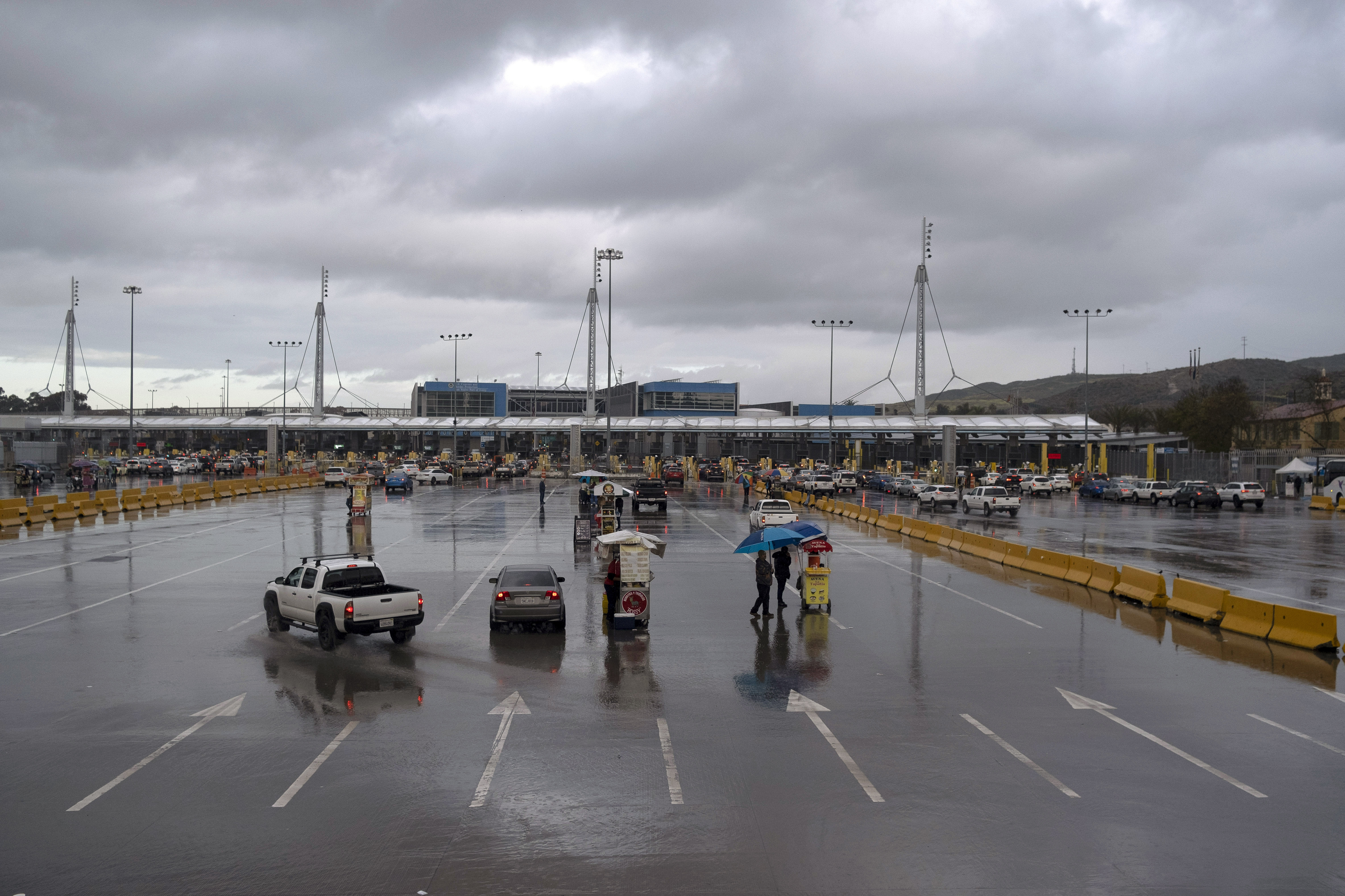 Vista del puerto de entrada de San Ysidro cuando pocos automóviles ingresan a los EE. UU. Desde Tijuana, estado de Baja California, México, el 19 de marzo de 2020.