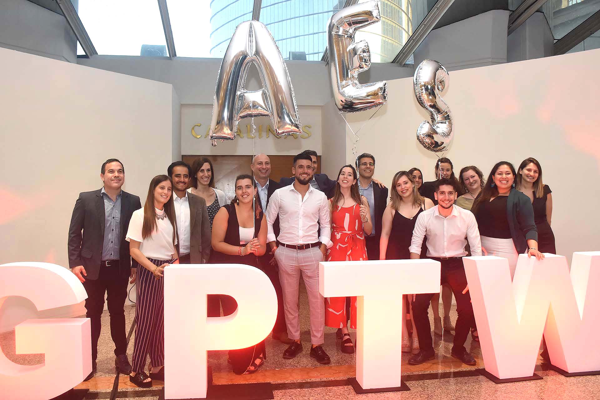 AES Servicios América - Diego Parodi, gerente general; Lucas Kreiner, jefe de cuentas coroporativas; Aldana Lobo, analista de RRHH; Mariela Mozetic, líder de RRHH; Verónica Bayugar, analista senior de proyectos; Juana Freitas, analista de contabilidad; Camila Pesaresi, analista de cuentas; Nicolás Artigas, analista de contabilidad; Luciano Barquín, director de proyectos; Raúl Lizarazo, director de RRHH; Pamela Chong, analista de compras; Luciana Vela, analista de RRHH, Soledad Seri, analista de contabilidad; Eugenia Cerviño, analista de contabilidad; Valeria Pérez, analista de compras; Matías Trovato, analista de RRHH; Juan José Rumi, director de finanzas